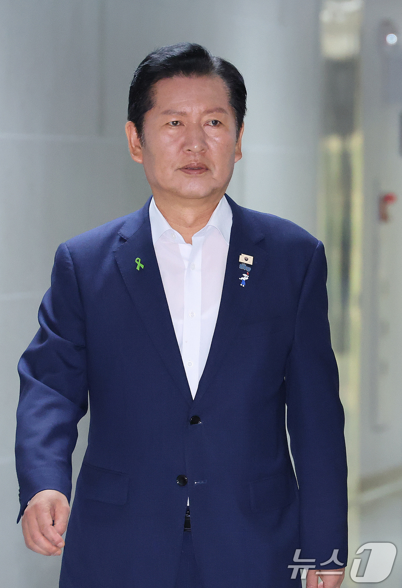 (서울=뉴스1) 신웅수 기자 = 더불어민주당 당권 주자인 정청래 의원이 16일 서울 여의도 국회 의원회관에서 열린 검사 권력 오남용 사례로 본 형사소송법 개정 토론회에 참석하고 있 …