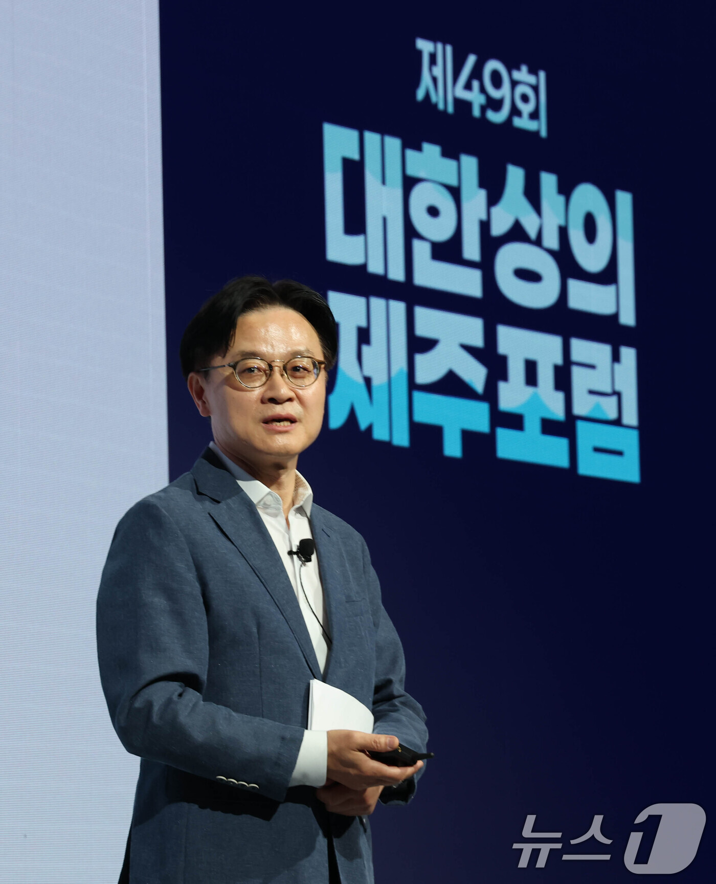 (서울=뉴스1) = 김정관 산업통상부 장관이 16일 제주 신라호텔에서 열린 '제49회 대한상공회의소 제주포럼'에서 강연하고 있다. (대한상의 제공. 재판매 및 DB금지) 2026. …