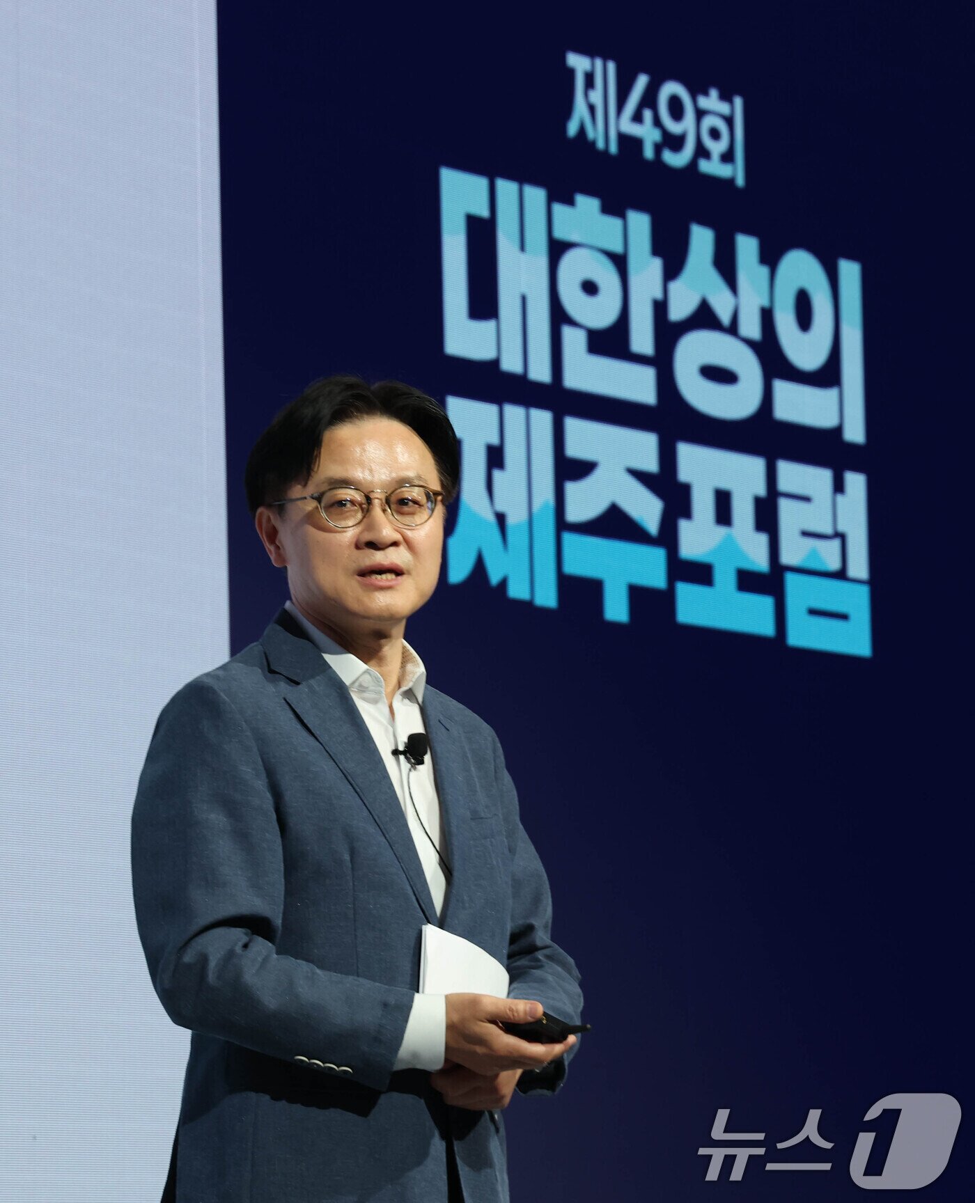 본문 이미지 - 김정관 산업통상부 장관이 16일 제주 신라호텔에서 열린 '제49회 대한상공회의소 제주포럼'에서 강연하고 있다. (대한상의 제공. 재판매 및 DB금지) 2026.7.16 ⓒ 뉴스1