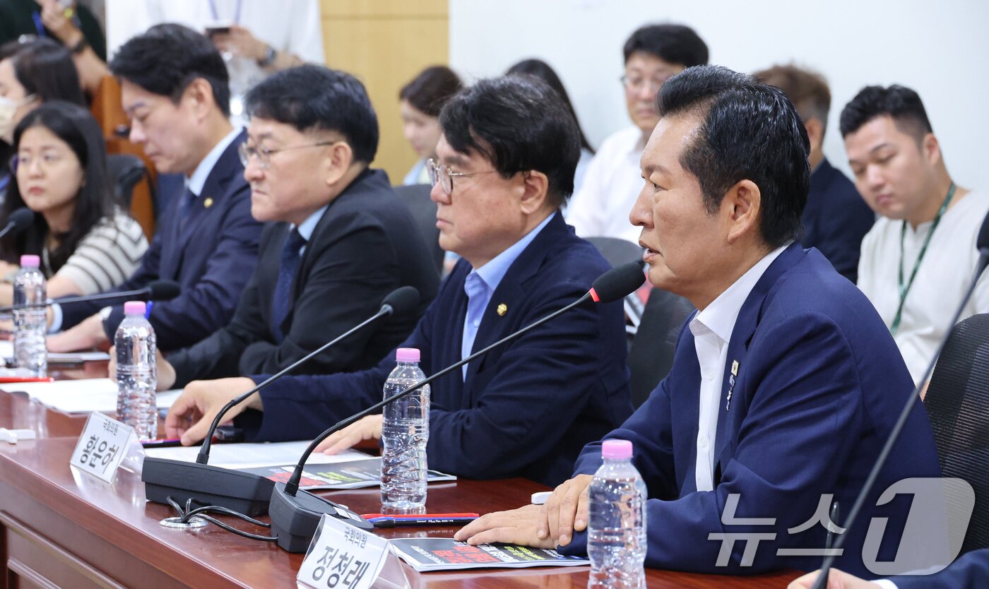 본문 이미지 - 더불어민주당 당권 주자인 정청래 의원이 16일 서울 여의도 국회 의원회관에서 열린 검사 권력 오남용 사례로 본 형사소송법 개정 토론회에서 발언하고 있다. 2026.7.16 ⓒ 뉴스1 신웅수 기자