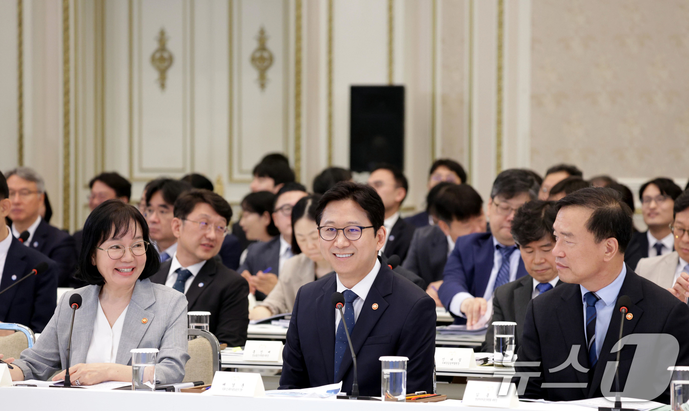 (서울=뉴스1) 허경 기자 = 송경희 개인정보보호위원회 위원장(왼쪽부터), 배경훈 부총리 겸 과학기술정보통신부 장관, 김종철 방송미디어통신위원회 위원장이 16일 청와대 영빈관에서 …