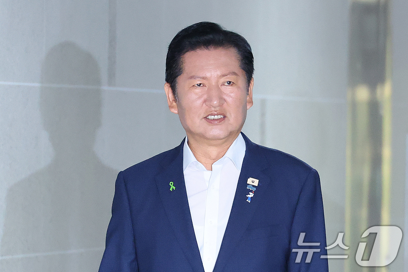 (서울=뉴스1) 신웅수 기자 = 더불어민주당 당권 주자인 정청래 의원이 16일 서울 여의도 국회 의원회관에서 열린 검사 권력 오남용 사례로 본 형사소송법 개정 토론회에 참석하고 있 …