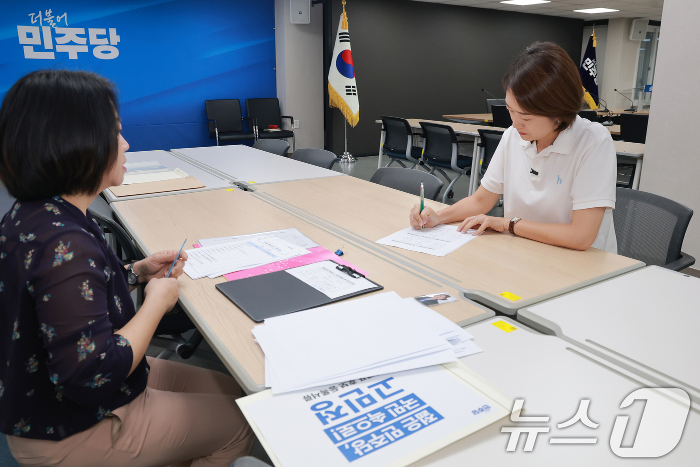 (서울=뉴스1) 안은나 기자 = 고민정 더불어민주당 의원이 16일 오전 서울 여의도 민주당사에서 8·17 전당대회 당대표 후보 등록을 하고 있다. (공동취재) 2026.7.16/뉴 …