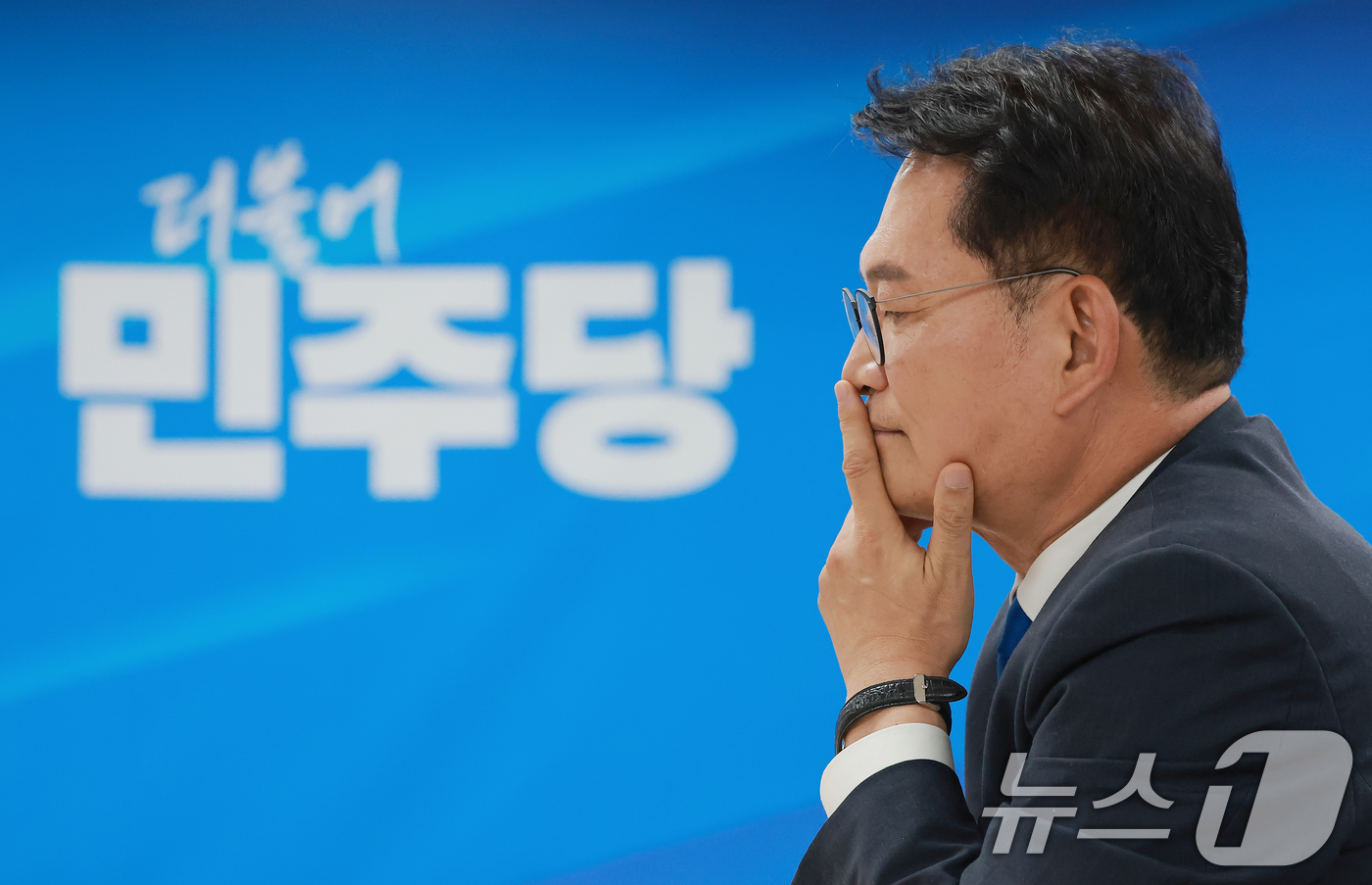 (서울=뉴스1) 안은나 기자 = 송영길 더불어민주당 의원이 16일 오전 서울 여의도 민주당사에서 8·17 전당대회 당대표 후보 등록을 하고 있다. (공동취재) 2026.7.16/뉴 …