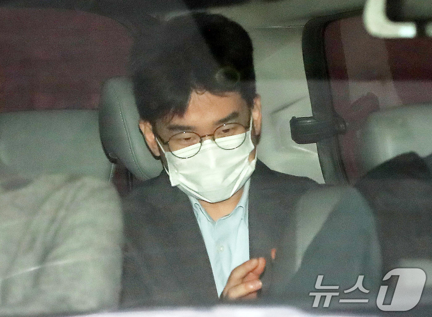 (부산=뉴스1) 윤일지 기자 = '피습 자작극' 혐의로 구속된 정이한 전 개혁신당 부산시장 후보가 16일 오전 부산 동래구 동래경찰서에서 검찰로 송치되고 있다. 2026.7.16/ …