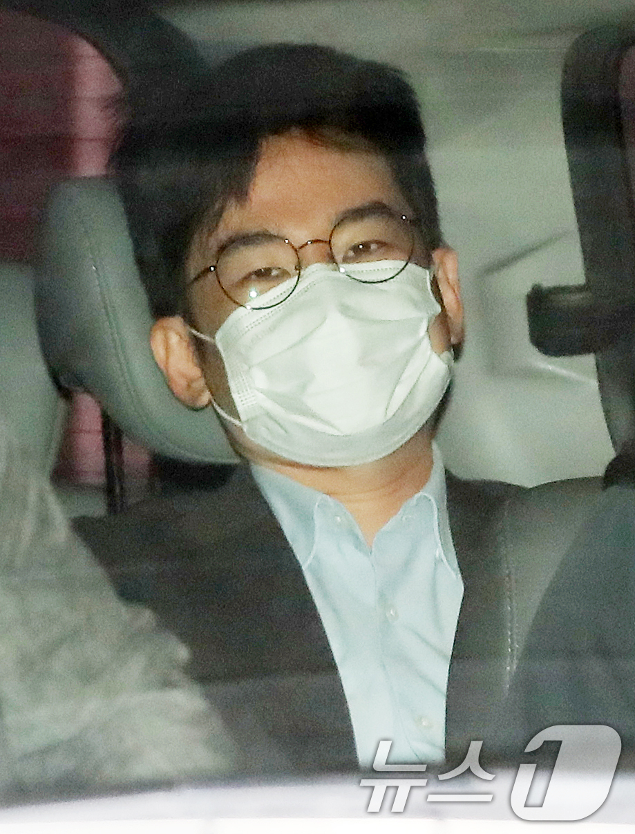 (부산=뉴스1) 윤일지 기자 = '피습 자작극' 혐의로 구속된 정이한 전 개혁신당 부산시장 후보가 16일 오전 부산 동래구 동래경찰서에서 검찰로 송치되고 있다. 2026.7.16/ …
