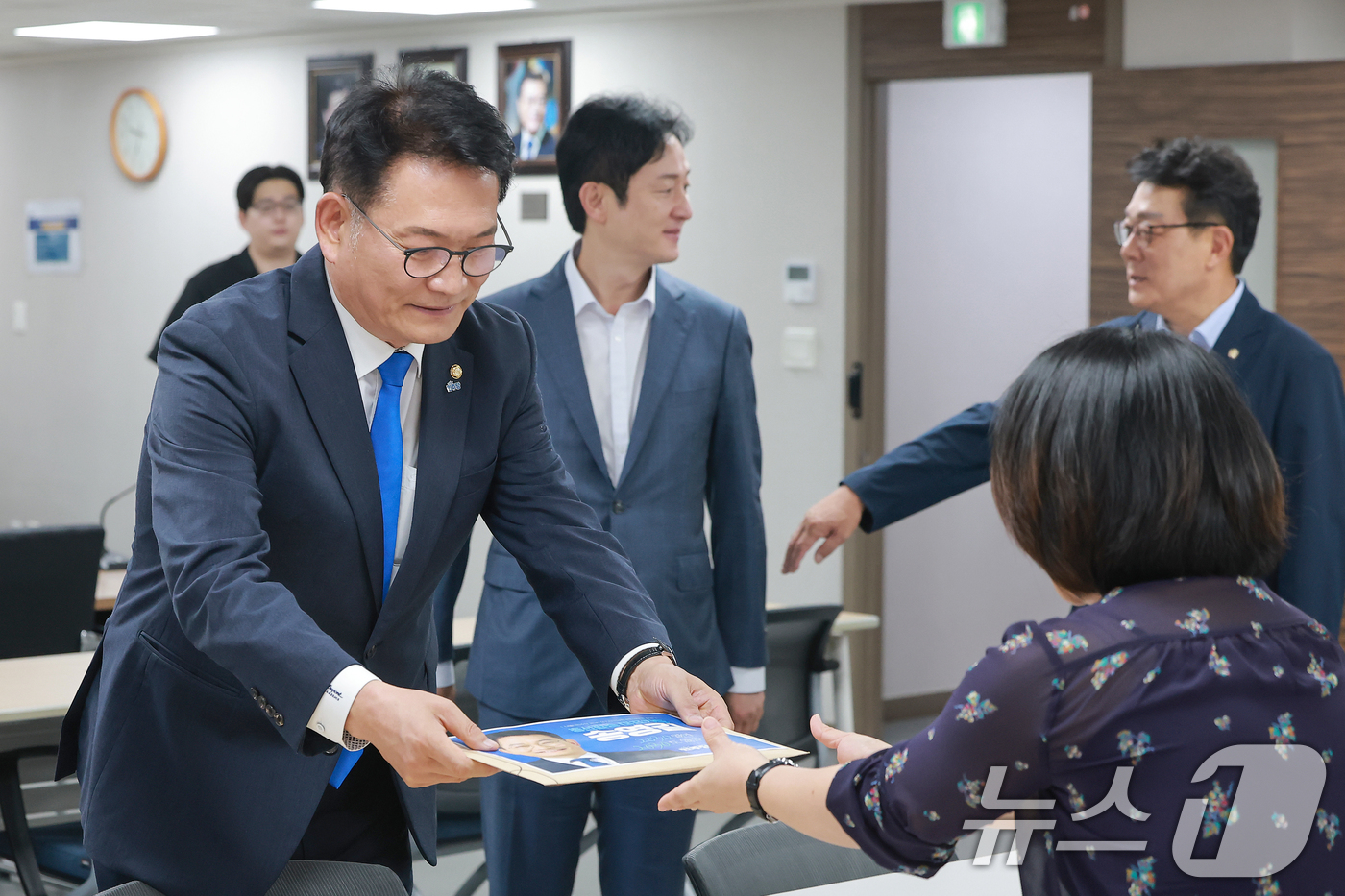 (서울=뉴스1) 안은나 기자 = 송영길 더불어민주당 의원이 16일 오전 서울 여의도 민주당사에서 8·17 전당대회 당대표 후보 등록 서류를 제출하고 있다. (공동취재) 2026.7 …