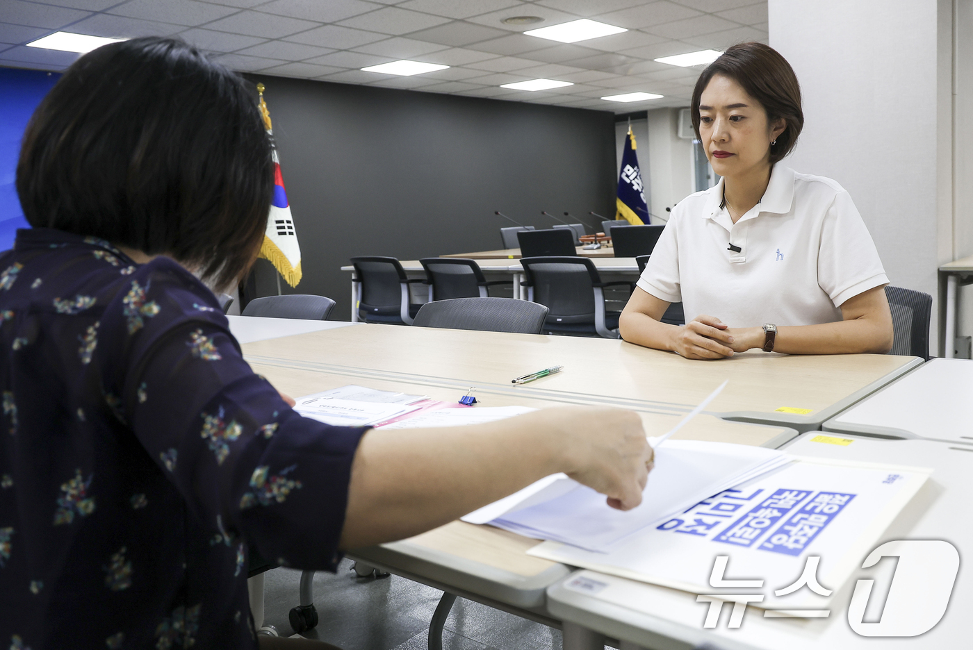 (서울=뉴스1) 안은나 기자 = 고민정 더불어민주당 의원이 16일 오전 서울 여의도 민주당사에서 8·17 전당대회 당대표 후보 등록을 하고 있다. (공동취재) 2026.7.16/뉴 …
