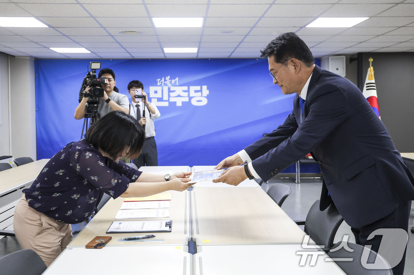 (서울=뉴스1) 안은나 기자 = 송영길 더불어민주당 의원이 16일 오전 서울 여의도 민주당사에서 8·17 전당대회 당대표 후보 등록서류를 제출하고 있다. (공동취재) 2026.7. …