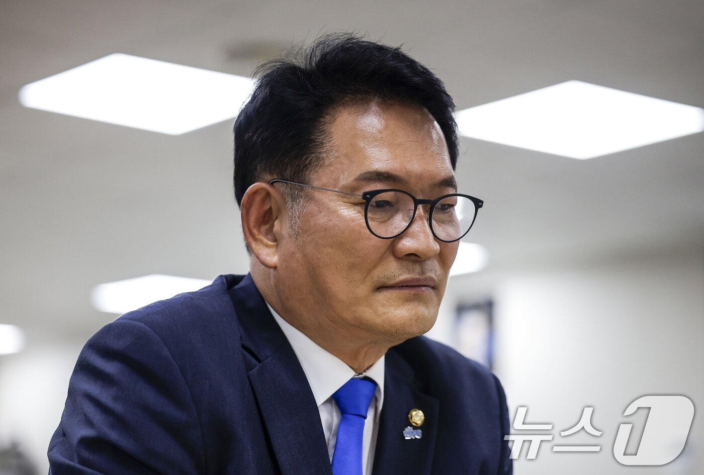 본문 이미지 - 송영길 더불어민주당 의원이 16일 오전 서울 여의도 민주당사에서 8·17 전당대회 당대표 후보 등록을 하고 있다. (공동취재) 2026.7.16 ⓒ 뉴스1 안은나 기자