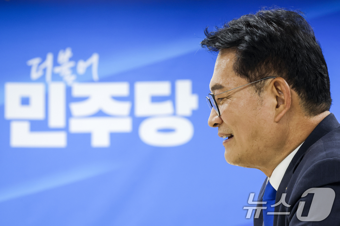 (서울=뉴스1) 안은나 기자 = 송영길 더불어민주당 의원이 16일 오전 서울 여의도 민주당사에서 8·17 전당대회 당대표 후보자 등록을 하고 있다. (공동취재) 2026.7.16/ …