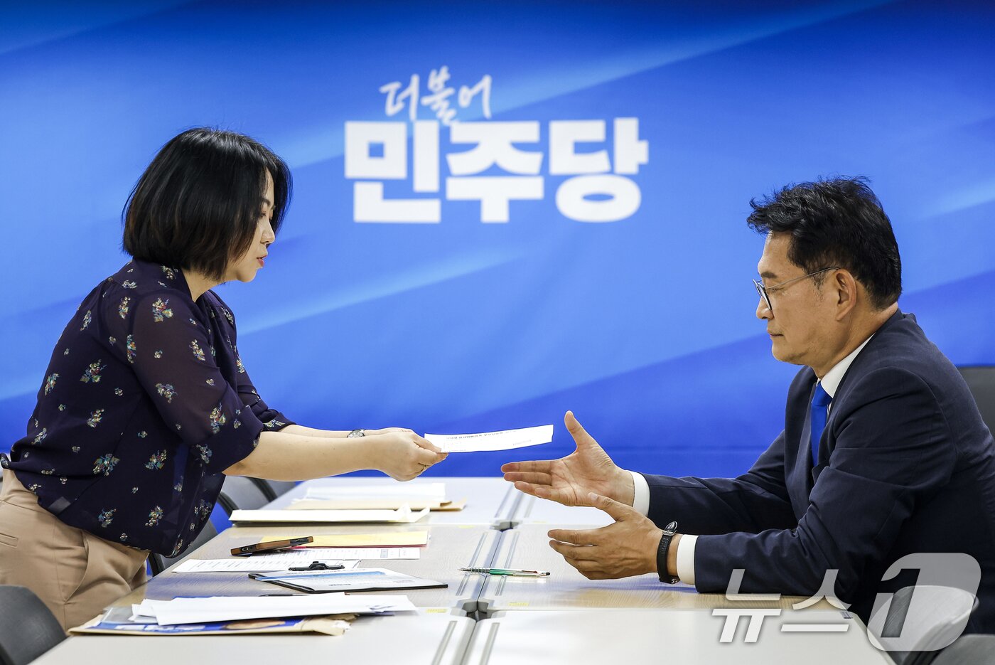 본문 이미지 - 송영길 더불어민주당 의원이 16일 오전 서울 여의도 민주당사에서 8·17 전당대회 당대표 후보자 등록을 하고 있다. (공동취재) 2026.7.16 ⓒ 뉴스1 안은나 기자