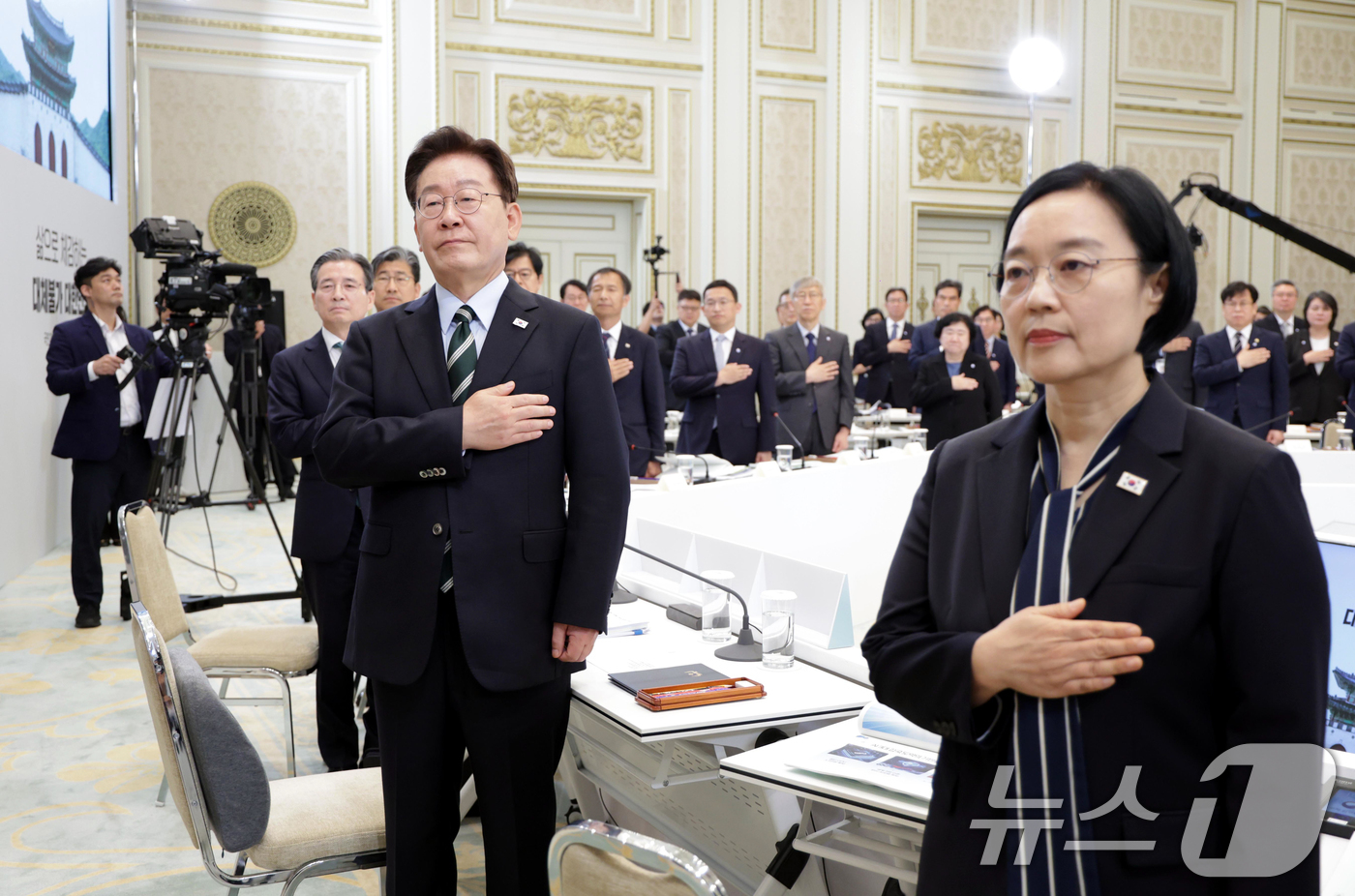 (서울=뉴스1) 허경 기자 = 이재명 대통령이 16일 청와대 영빈관에서 열린 과학기술정보통신부, 방송미디어통신위원회, 개인정보보호위원회 2차 업무보고에서 국민의례를 하고 있다. …