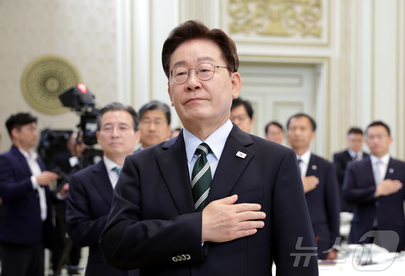 (서울=뉴스1) 허경 기자 = 이재명 대통령이 16일 청와대 영빈관에서 열린 과학기술정보통신부, 방송미디어통신위원회, 개인정보보호위원회 2차 업무보고에서 국민의례를 하고 있다. …