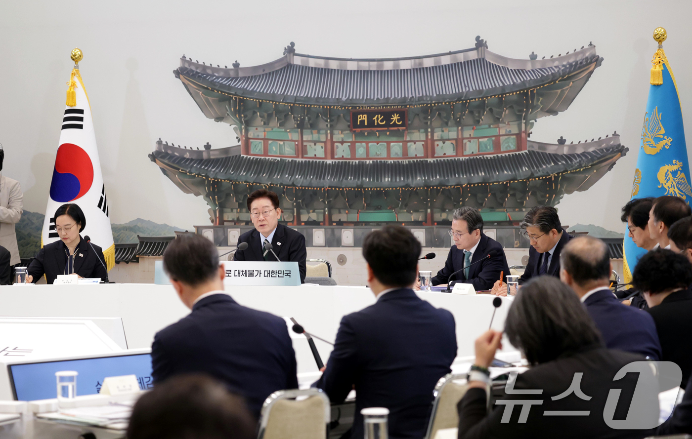 (서울=뉴스1) 허경 기자 = 이재명 대통령이 16일 청와대 영빈관에서 열린 과학기술정보통신부, 방송미디어통신위원회, 개인정보보호위원회 2차 업무보고에서 발언하고 있다. (청와대통 …