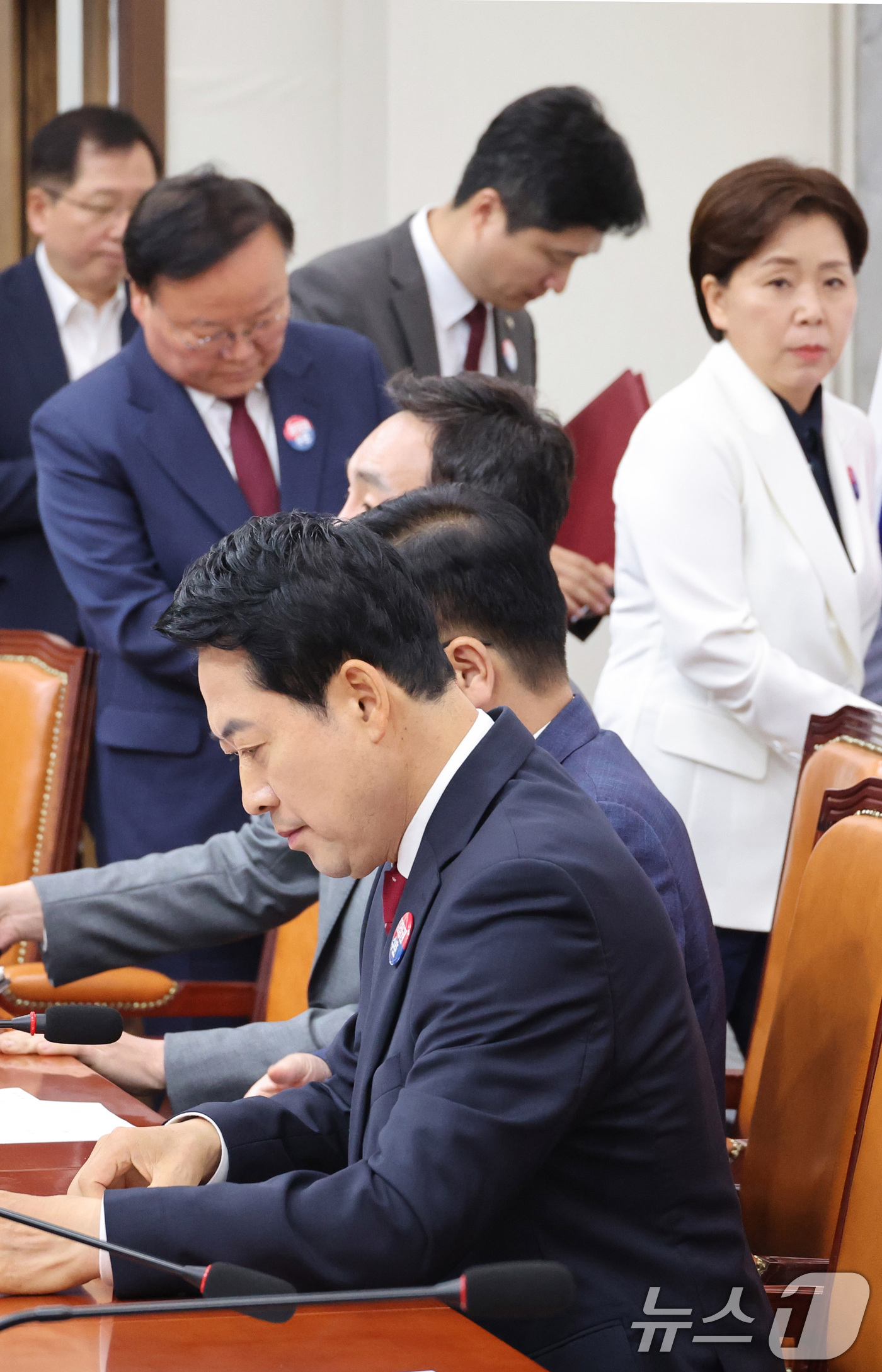 (서울=뉴스1) 신웅수 기자 = 장동혁 국민의힘 대표와 최고위원들이 16일 서울 여의도 국회에서 열린 최고위원회의에 참석하고 있다. 2026.7.16/뉴스1