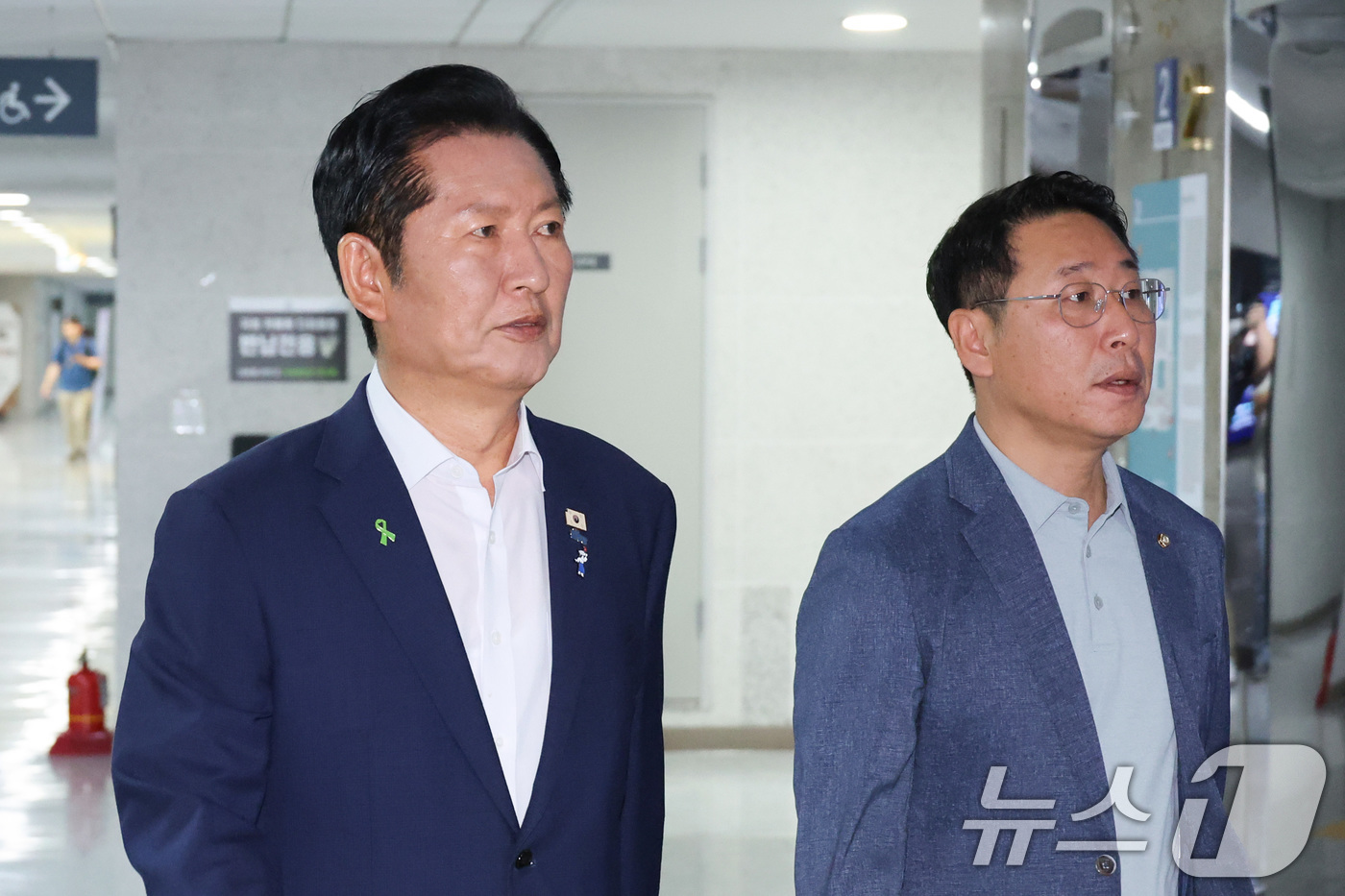 (서울=뉴스1) 신웅수 기자 = 더불어민주당 당권 주자인 정청래 의원이 16일 서울 여의도 국회 의원회관에서 열린 검사 권력 오남용 사례로 본 형사소송법 개정 토론회에 참석하고 있 …