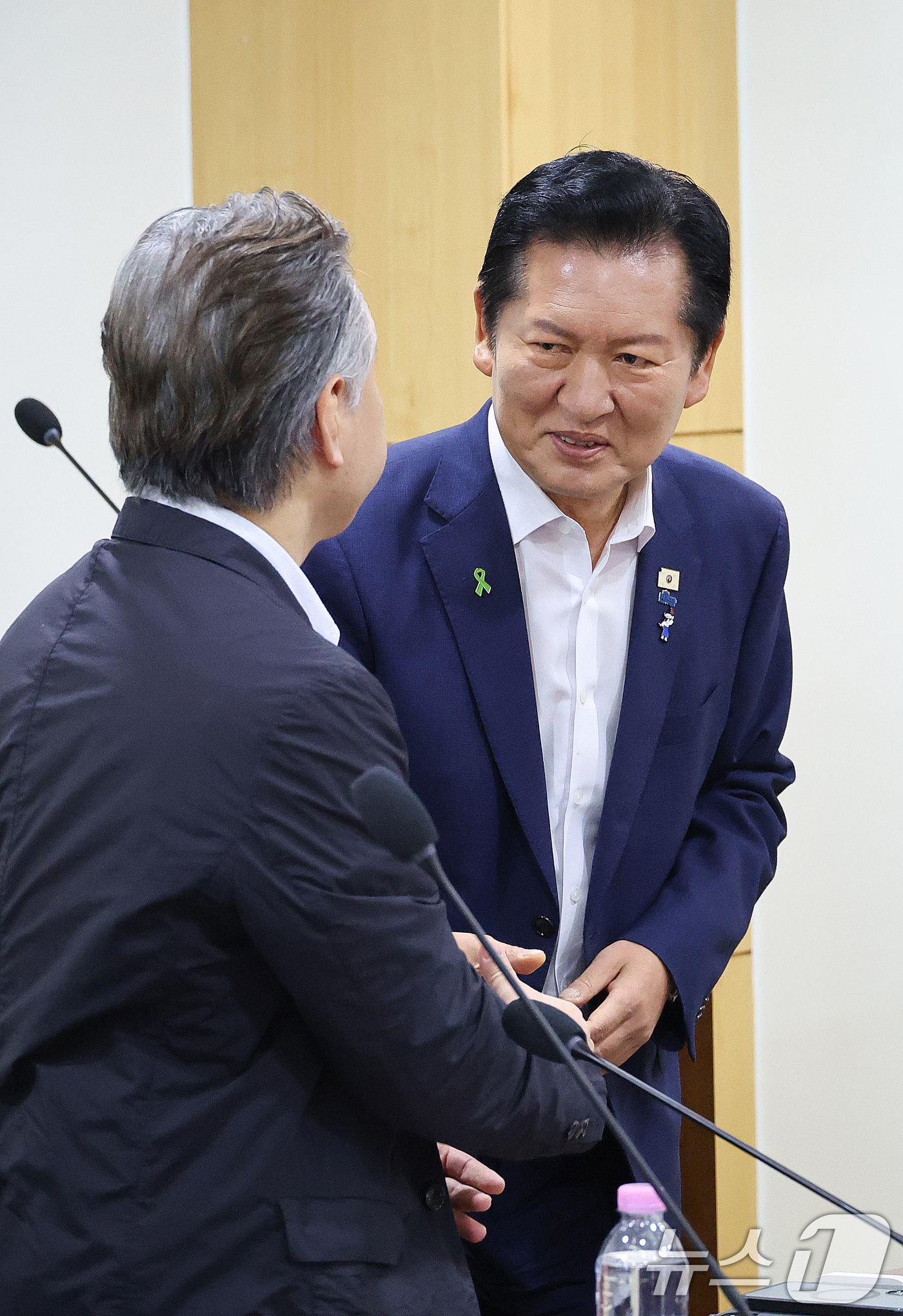 (서울=뉴스1) 신웅수 기자 = 더불어민주당 당권 주자인 정청래 의원이 16일 서울 여의도 국회 의원회관에서 열린 검사 권력 오남용 사례로 본 형사소송법 개정 토론회에서 참석자들과 …