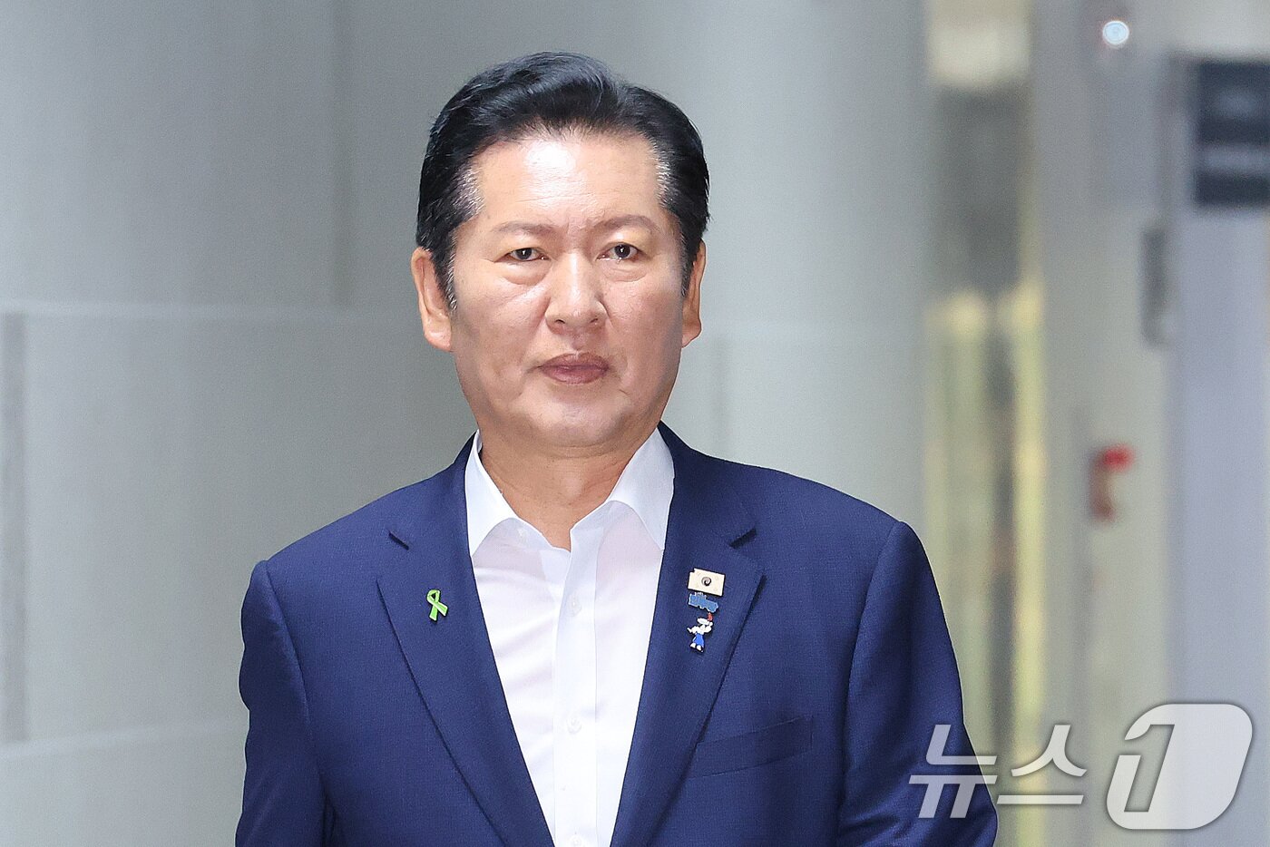 본문 이미지 - 더불어민주당 당권 주자인 정청래 의원이 16일 서울 여의도 국회 의원회관에서 열린 검사 권력 오남용 사례로 본 형사소송법 개정 토론회에 참석하고 있다. 2026.7.16 ⓒ 뉴스1 신웅수 기자