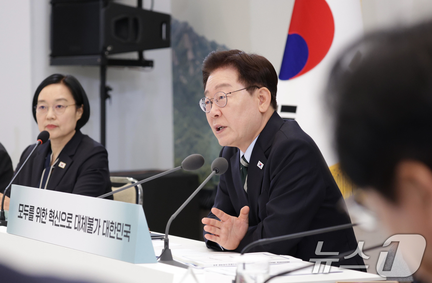 (서울=뉴스1) 허경 기자 = 이재명 대통령이 16일 청와대 영빈관에서 열린 과학기술정보통신부, 방송미디어통신위원회, 개인정보보호위원회 2차 업무보고에서 발언하고 있다. (청와대통 …