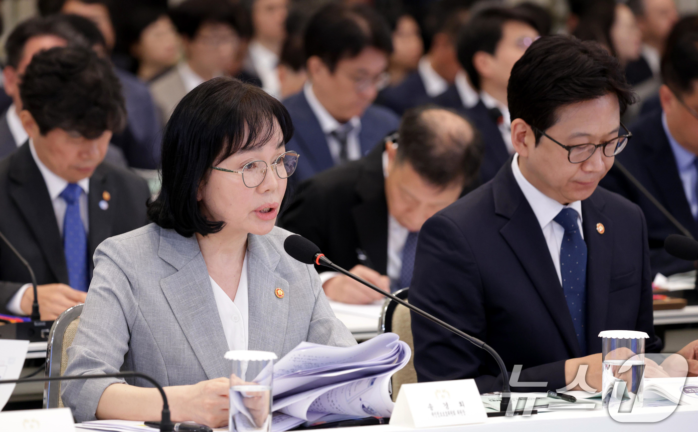 (서울=뉴스1) 허경 기자 = 송경희 개인정보보호위원회 위원장이 16일 청와대 영빈관에서 열린 과학기술정보통신부, 방송미디어통신위원회, 개인정보보호위원회 2차 업무보고에서 보고하고 …