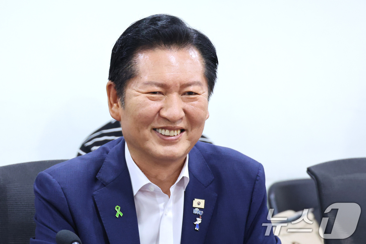 (서울=뉴스1) 신웅수 기자 = 더불어민주당 당권 주자인 정청래 의원이 16일 서울 여의도 국회 의원회관에서 열린 검사 권력 오남용 사례로 본 형사소송법 개정 토론회에서 미소짓고 …