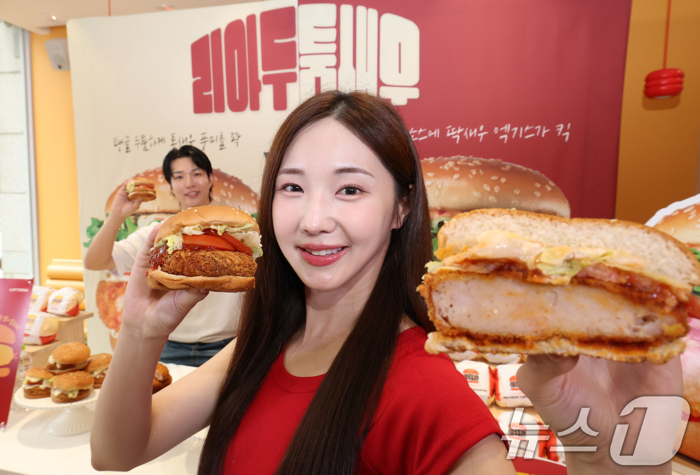 (서울=뉴스1) 이종수 기자 = 16일 서울 서대문구 롯데리아 서대문역점에서 열린 '리아 두툼새우' 2종 출시 기념 포토세션에서 모델이 신제품을 선보이고 있다.'리아 두툼새우'는 …