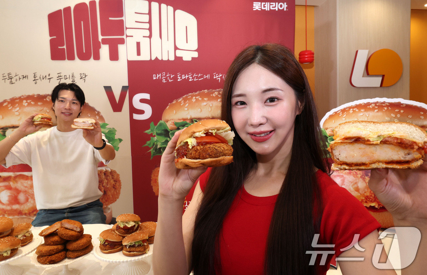 (서울=뉴스1) 이종수 기자 = 16일 서울 서대문구 롯데리아 서대문역점에서 열린 '리아 두툼새우' 2종 출시 기념 포토세션에서 모델이 신제품을 선보이고 있다.'리아 두툼새우'는 …