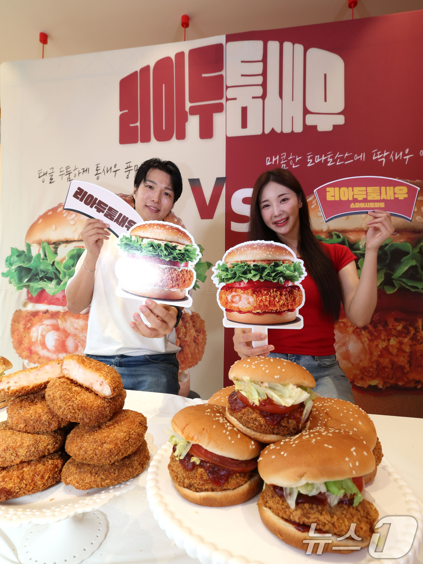 (서울=뉴스1) 이종수 기자 = 16일 서울 서대문구 롯데리아 서대문역점에서 열린 '리아 두툼새우' 2종 출시 기념 포토세션에서 모델이 신제품을 선보이고 있다.'리아 두툼새우'는 …