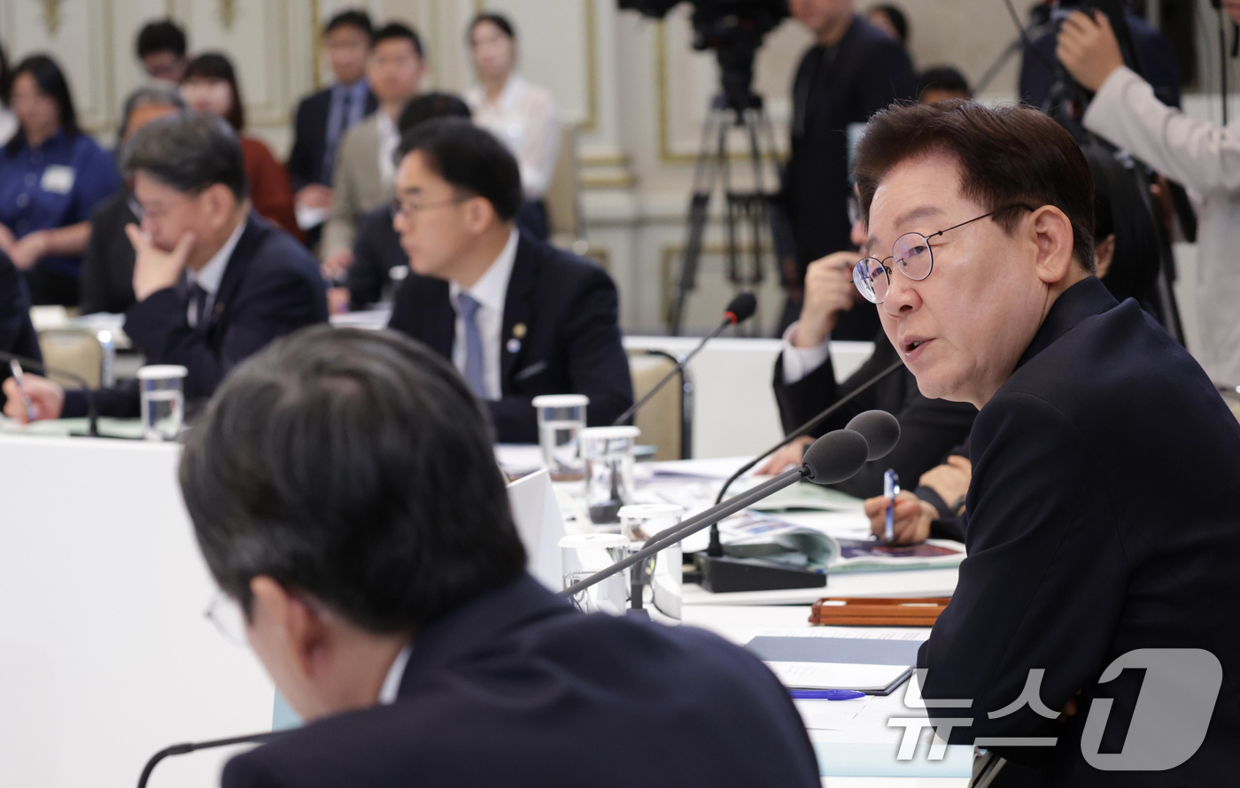 (서울=뉴스1) 허경 기자 = 이재명 대통령이 16일 청와대 영빈관에서 열린 과학기술정보통신부, 방송미디어통신위원회, 개인정보보호위원회 2차 업무보고에서 발언하고 있다. (청와대통 …