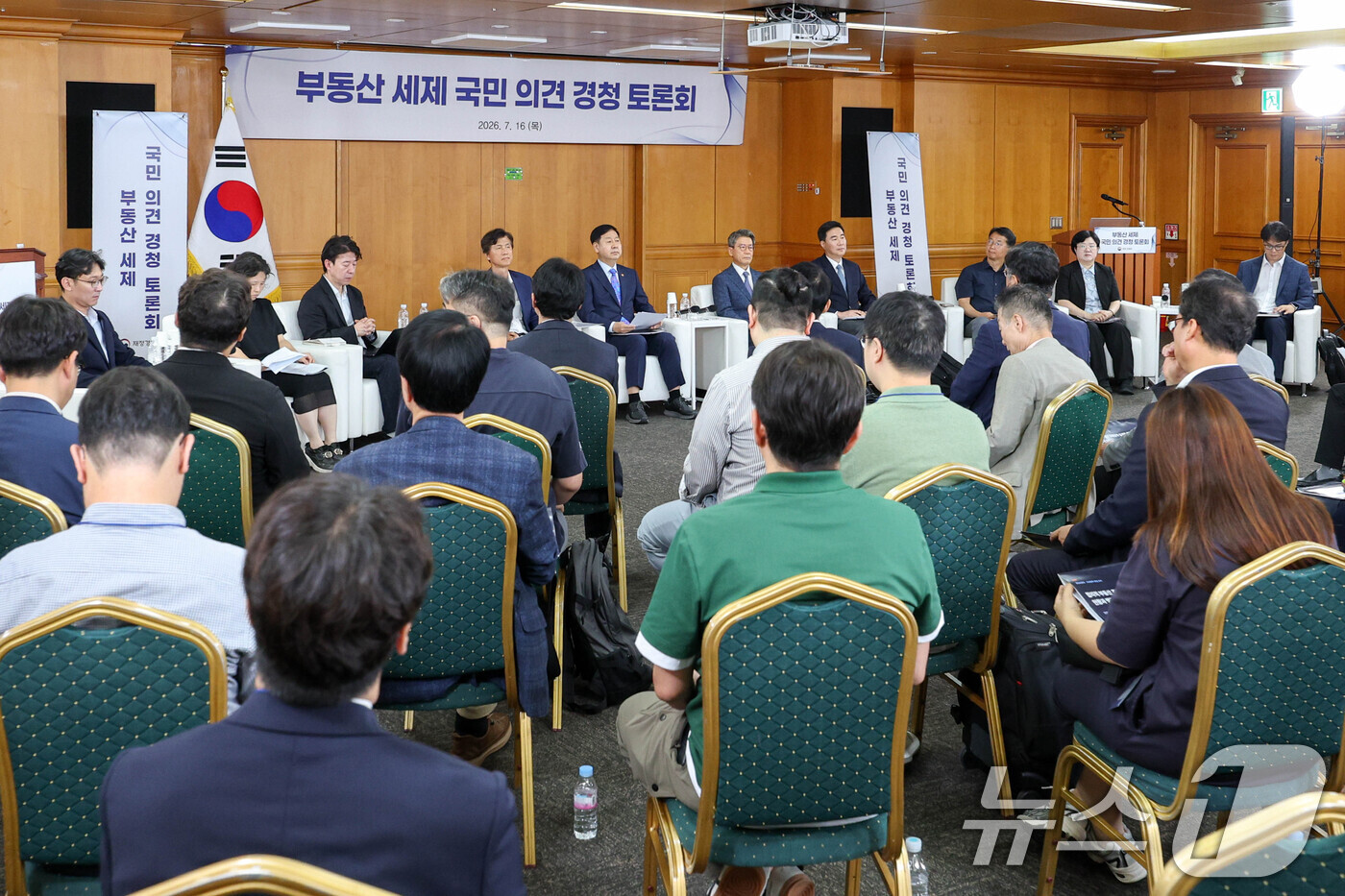 (서울=뉴스1) 김도우 기자 = 구윤철 경제부총리 겸 재정경제부 장관이 16일 서울 중구 은행회관에서 열린 '부동산 세제 국민 의견 경청 토론회'에 참석하고 있다. (공동취재) 2 …