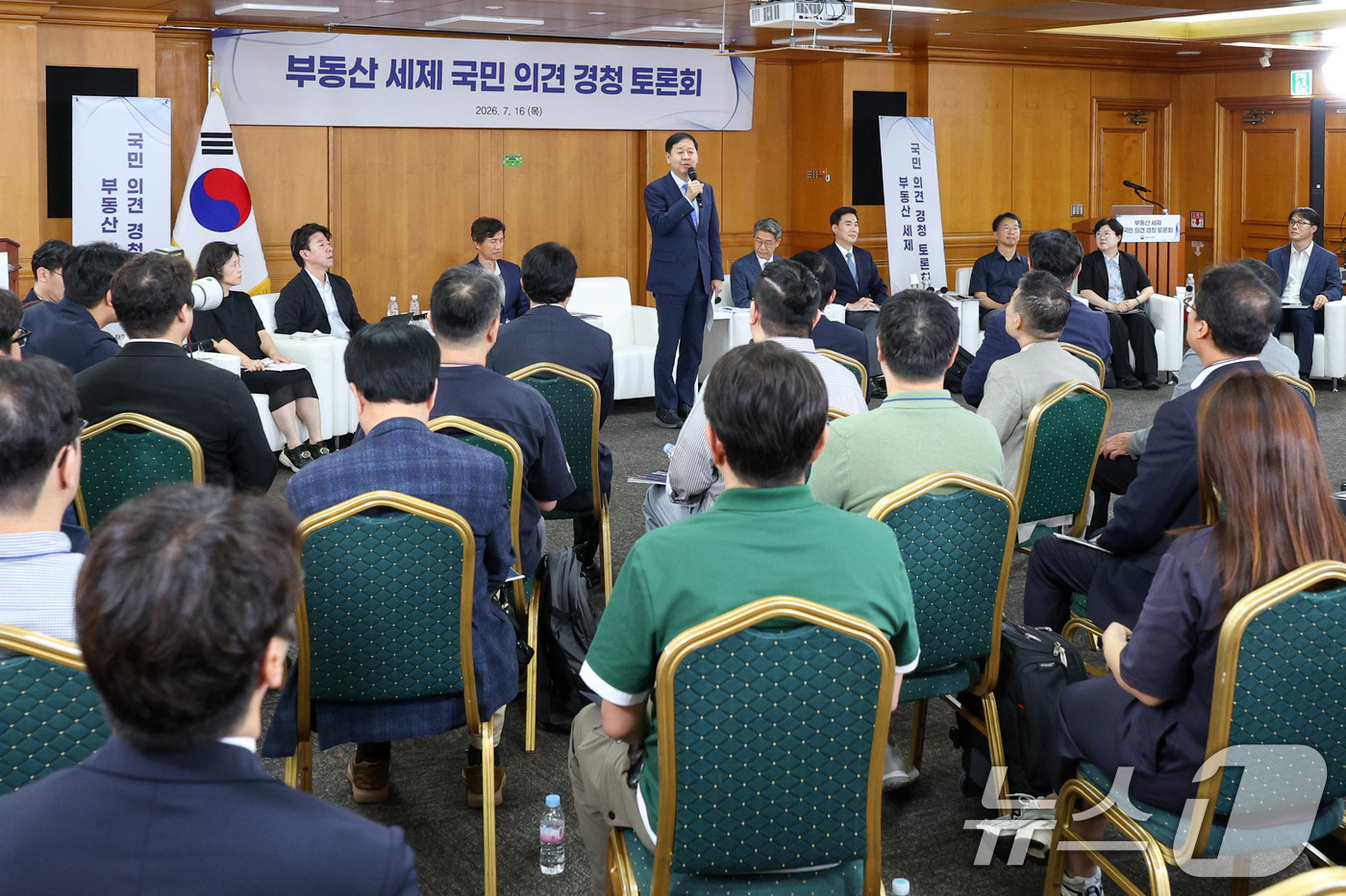 (서울=뉴스1) 김도우 기자 = 구윤철 경제부총리 겸 재정경제부 장관이 16일 서울 중구 은행회관에서 열린 '부동산 세제 국민 의견 경청 토론회'에 참석해 모두발언 하고 있다. ( …