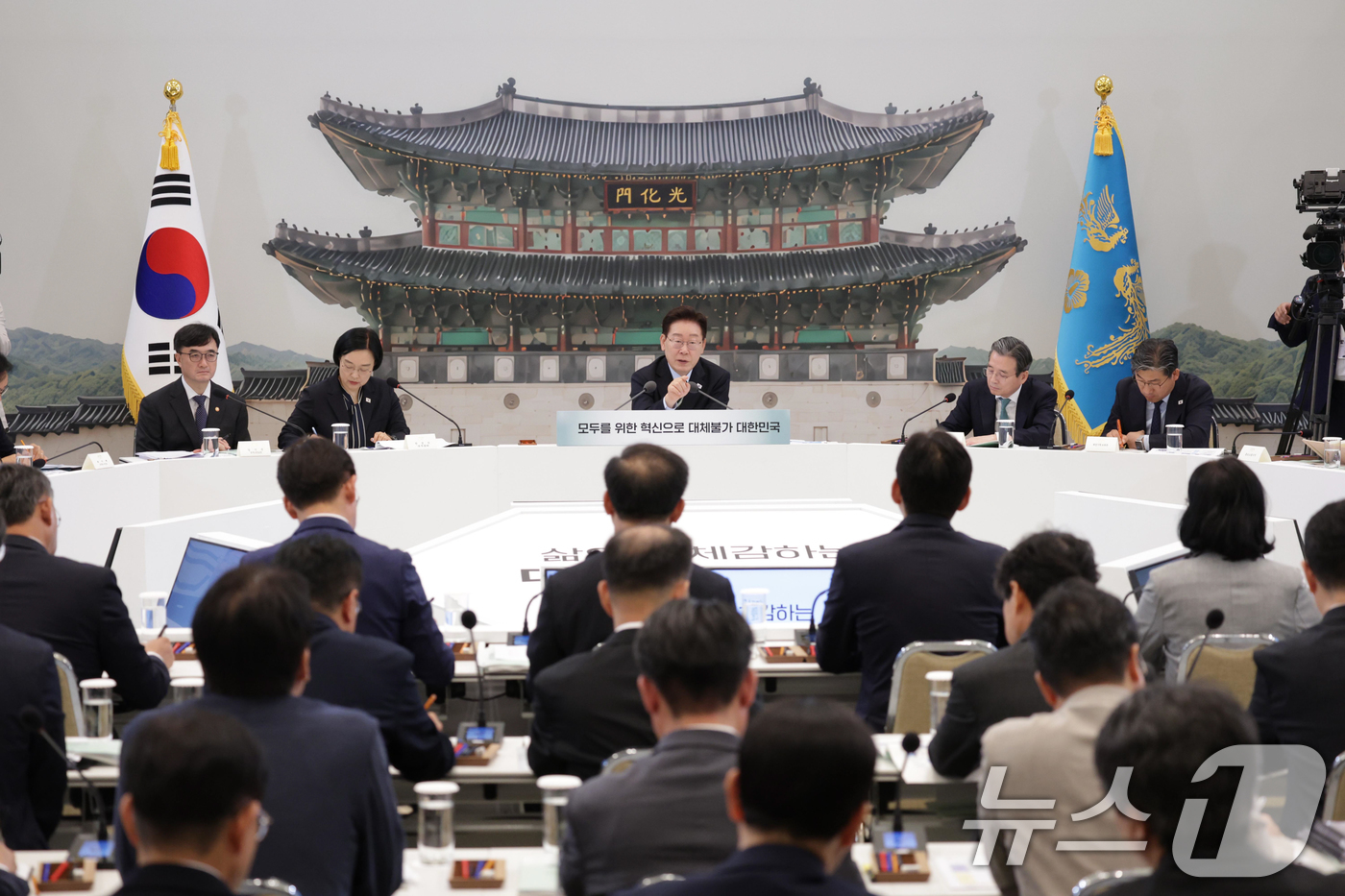 (서울=뉴스1) 허경 기자 = 이재명 대통령이 16일 청와대 영빈관에서 열린 과학기술정보통신부, 방송미디어통신위원회, 개인정보보호위원회 2차 업무보고에서 발언하고 있다. (청와대통 …