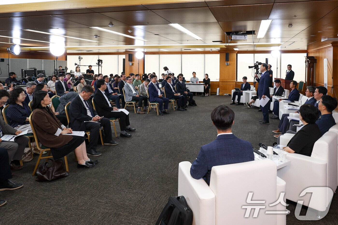 본문 이미지 - 구윤철 경제부총리 겸 재정경제부 장관이 16일 서울 중구 은행회관에서 열린 '부동산 세제 국민 의견 경청 토론회'에 참석해 모두발언 하고 있다. (공동취재) 2026.7.16 ⓒ 뉴스1 김도우 기자