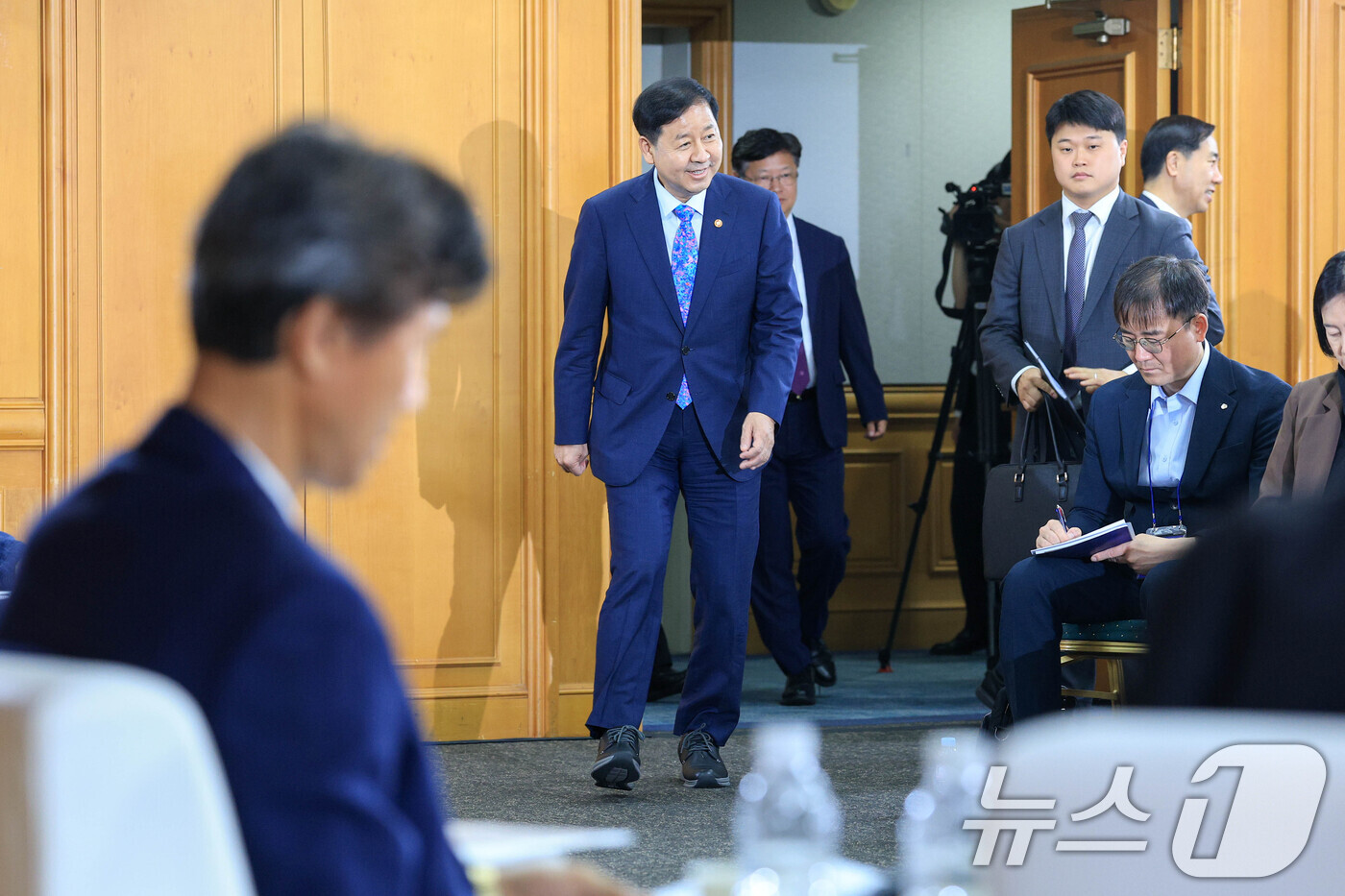 (서울=뉴스1) 김도우 기자 = 구윤철 경제부총리 겸 재정경제부 장관이 16일 서울 중구 은행회관에서 열린 '부동산 세제 국민 의견 경청 토론회'에 참석하고 있다. (공동취재) 2 …