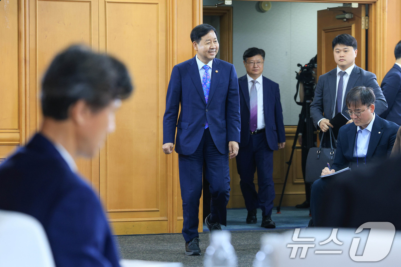 (서울=뉴스1) 김도우 기자 = 구윤철 경제부총리 겸 재정경제부 장관이 16일 서울 중구 은행회관에서 열린 '부동산 세제 국민 의견 경청 토론회'에 참석하고 있다. (공동취재) 2 …