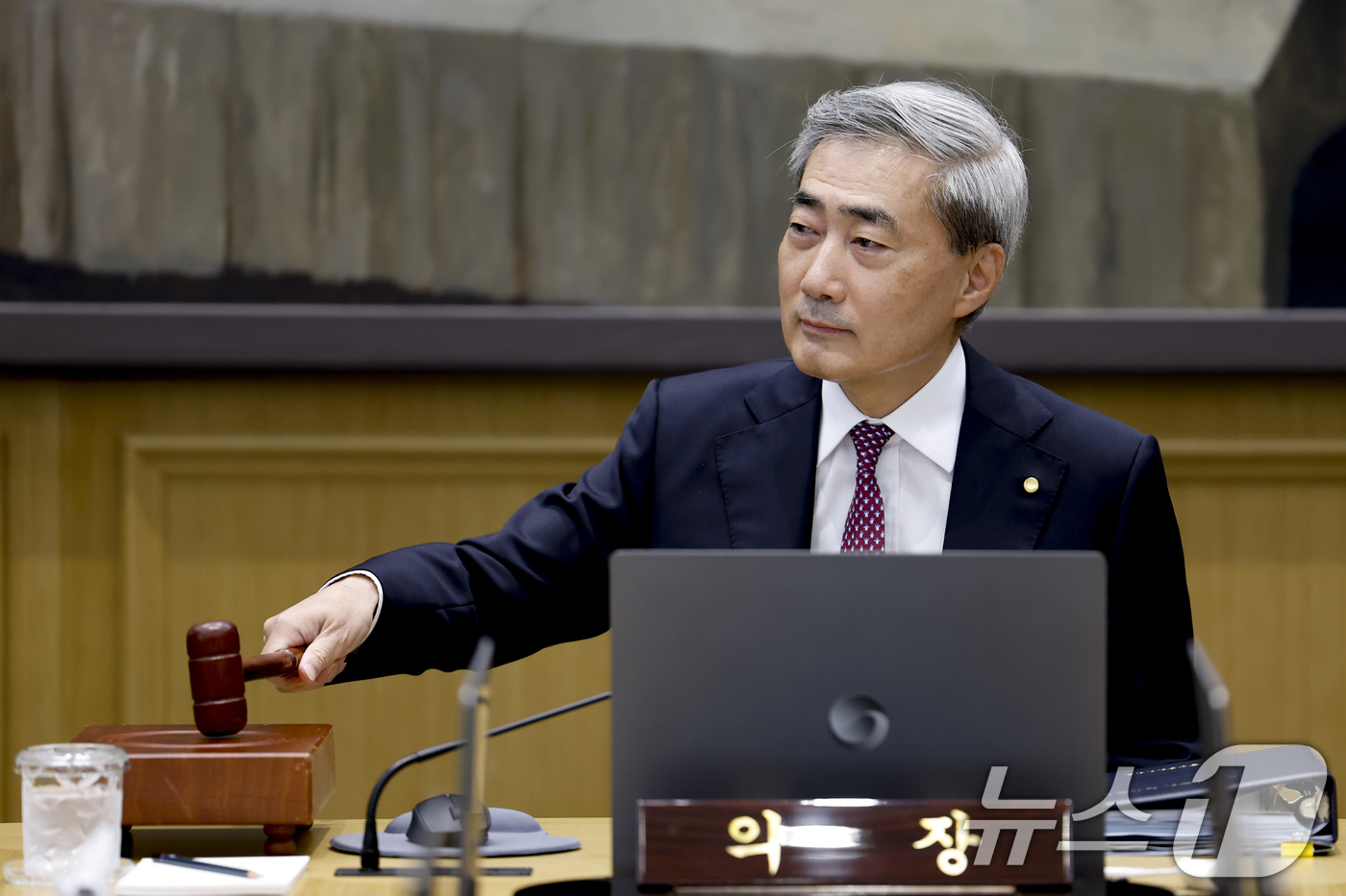 (서울=뉴스1) 사진공동취재단 = 신현송 한국은행 총재가 16일 오전 서울 중구 한국은행에서 열린 금융통화위원회 본회의를 주재하고 있다.이날 금통위는 기준금리를 연 2.50%에서 …