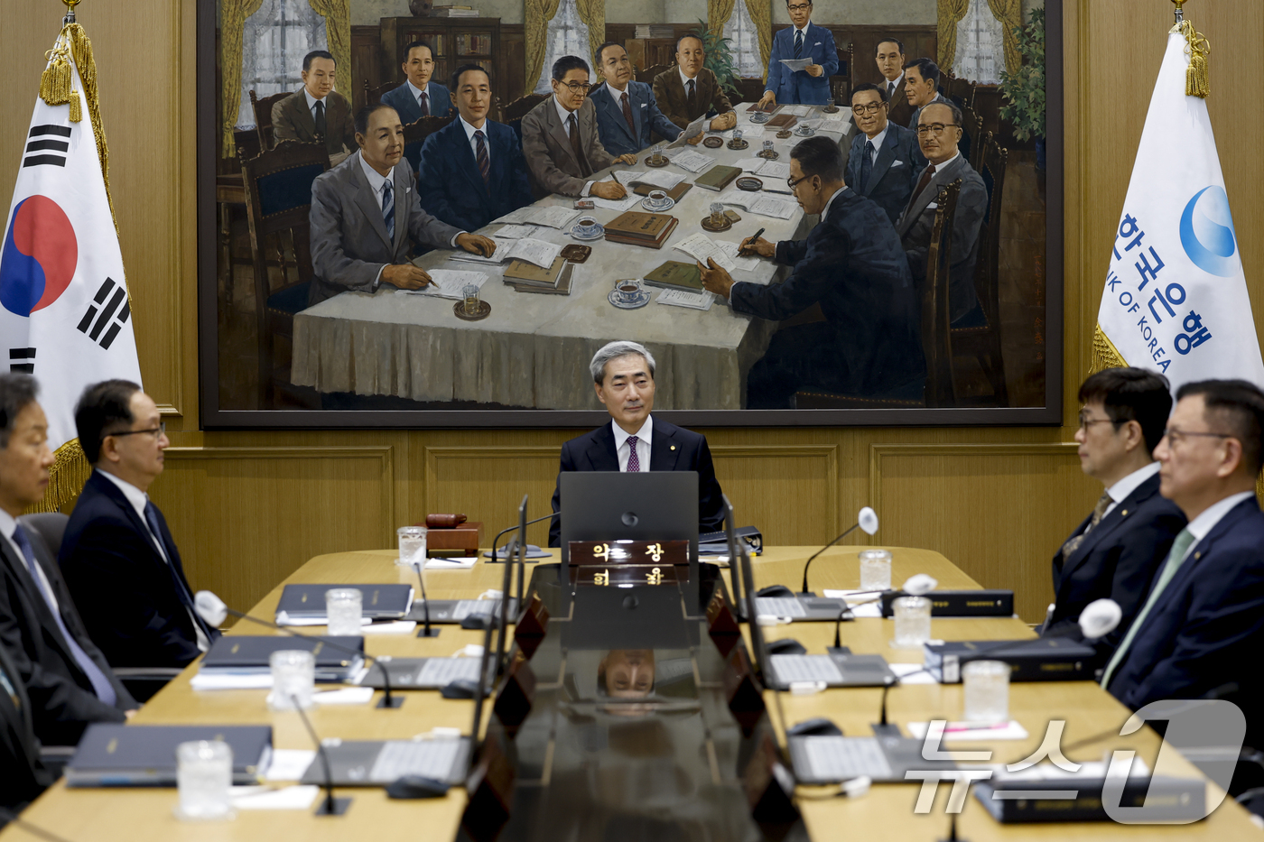 (서울=뉴스1) 사진공동취재단 = 신현송 한국은행 총재가 16일 오전 서울 중구 한국은행에서 열린 금융통화위원회 본회의를 주재하고 있다.이날 금통위는 기준금리를 연 2.50%에서 …