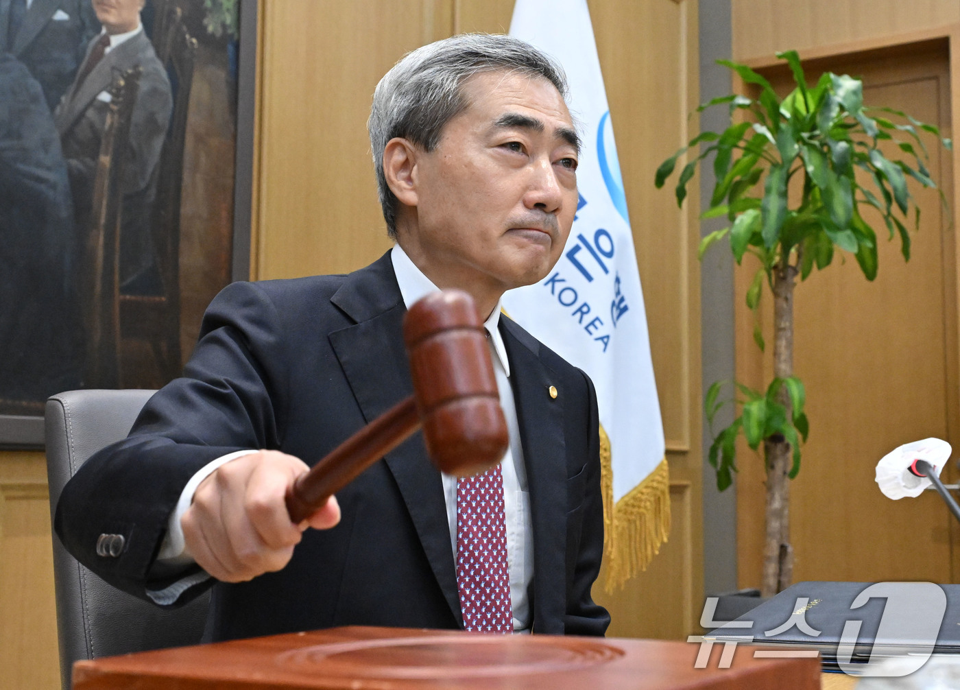 (서울=뉴스1) 사진공동취재단 = 신현송 한국은행 총재가 16일 오전 서울 중구 한국은행에서 열린 금융통화위원회 본회의에서 의사봉을 두드리고 있다.이날 금통위는 기준금리를 연 2. …