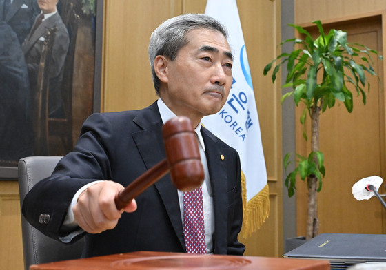 10명 전원 "이달 동결"…11월부터 두 번 더 올려 3.5% 전망 [금통위 폴]
