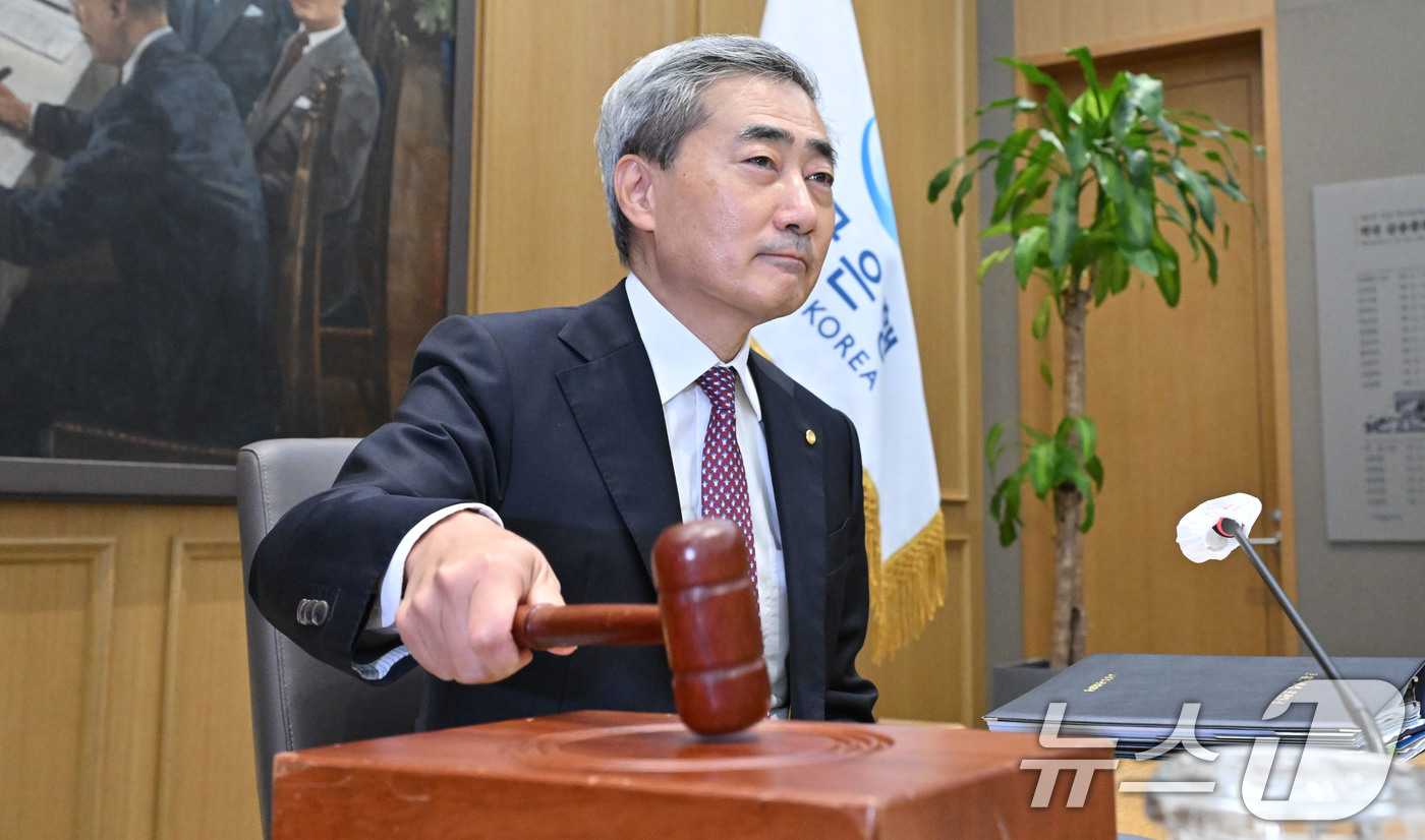 (서울=뉴스1) 사진공동취재단 = 신현송 한국은행 총재가 16일 오전 서울 중구 한국은행에서 열린 금융통화위원회 본회의에서 의사봉을 두드리고 있다.이날 금통위는 기준금리를 연 2. …