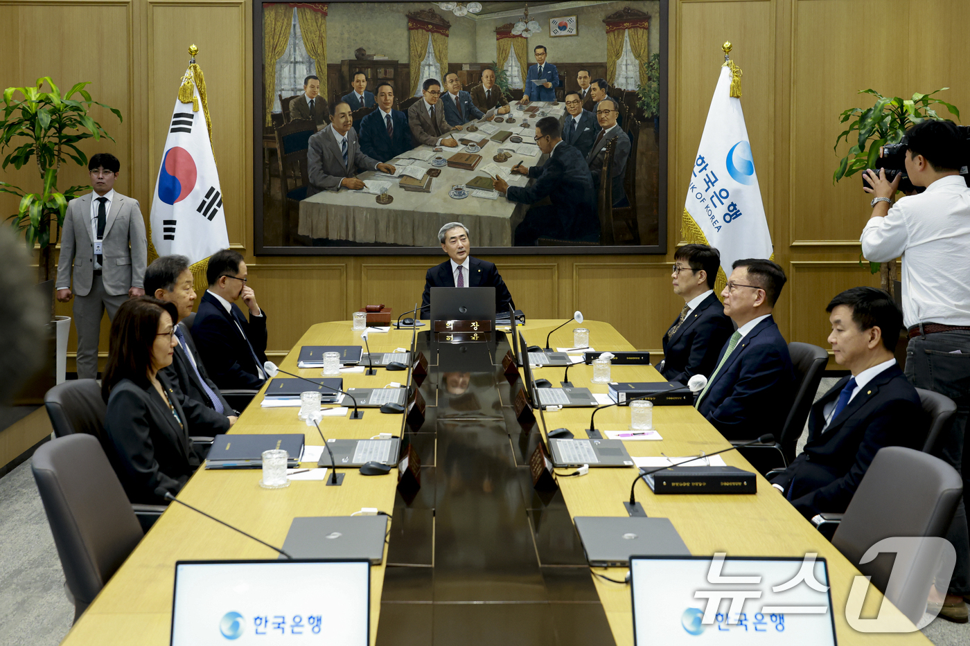 (서울=뉴스1) 사진공동취재단 = 신현송 한국은행 총재가 16일 오전 서울 중구 한국은행에서 열린 금융통화위원회 본회의를 주재하고 있다.이날 금통위는 기준금리를 연 2.50%에서 …