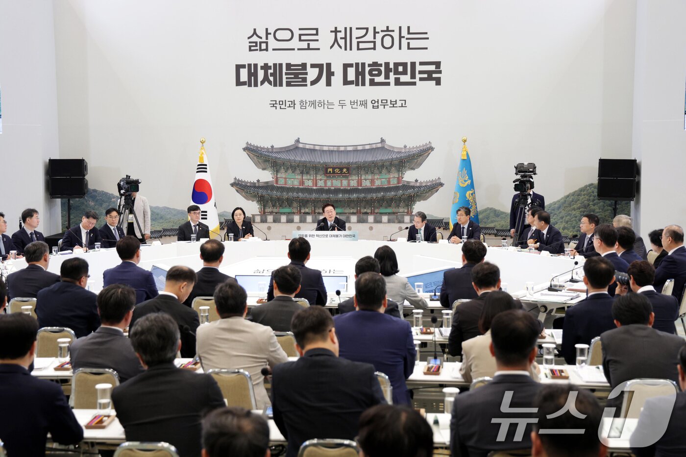 본문 이미지 - 이재명 대통령이 16일 청와대 영빈관에서 열린 과학기술정보통신부, 방송미디어통신위원회, 개인정보보호위원회 2차 업무보고에서 발언하고 있다. (청와대통신사진기자단) 2026.7.16 ⓒ 뉴스1 허경 기자