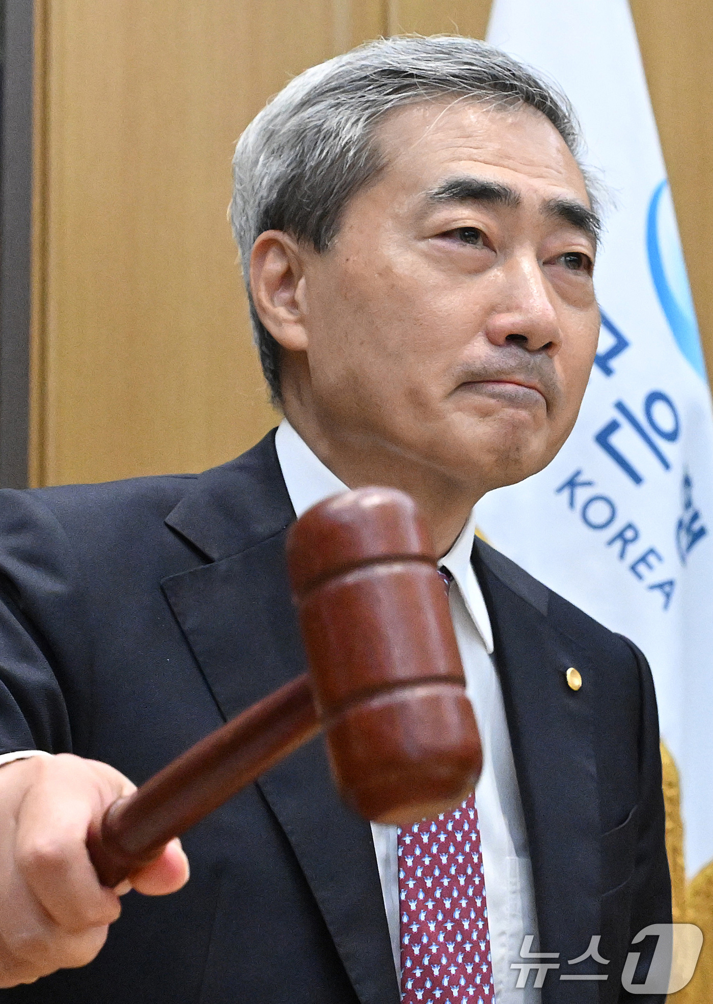 (서울=뉴스1) 사진공동취재단 = 신현송 한국은행 총재가 16일 오전 서울 중구 한국은행에서 열린 금융통화위원회 본회의에서 의사봉을 두드리고 있다.이날 금통위는 기준금리를 연 2. …