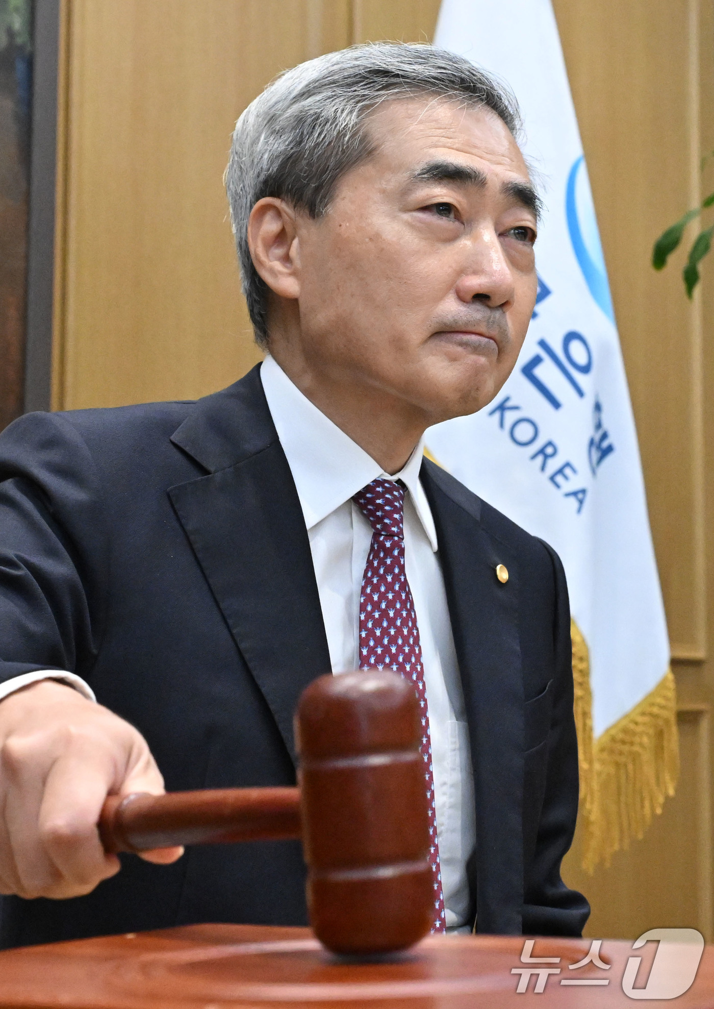 (서울=뉴스1) 사진공동취재단 = 신현송 한국은행 총재가 16일 오전 서울 중구 한국은행에서 열린 금융통화위원회 본회의에서 의사봉을 두드리고 있다.이날 금통위는 기준금리를 연 2. …