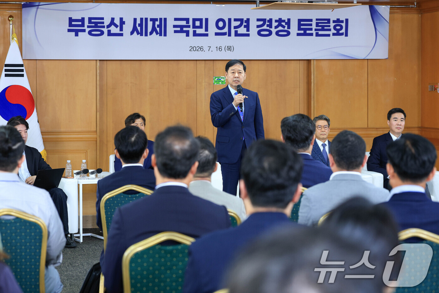 (서울=뉴스1) 김도우 기자 = 구윤철 경제부총리 겸 재정경제부 장관이 16일 서울 중구 은행회관에서 열린 '부동산 세제 국민 의견 경청 토론회'에 참석해 모두발언 하고 있다. ( …