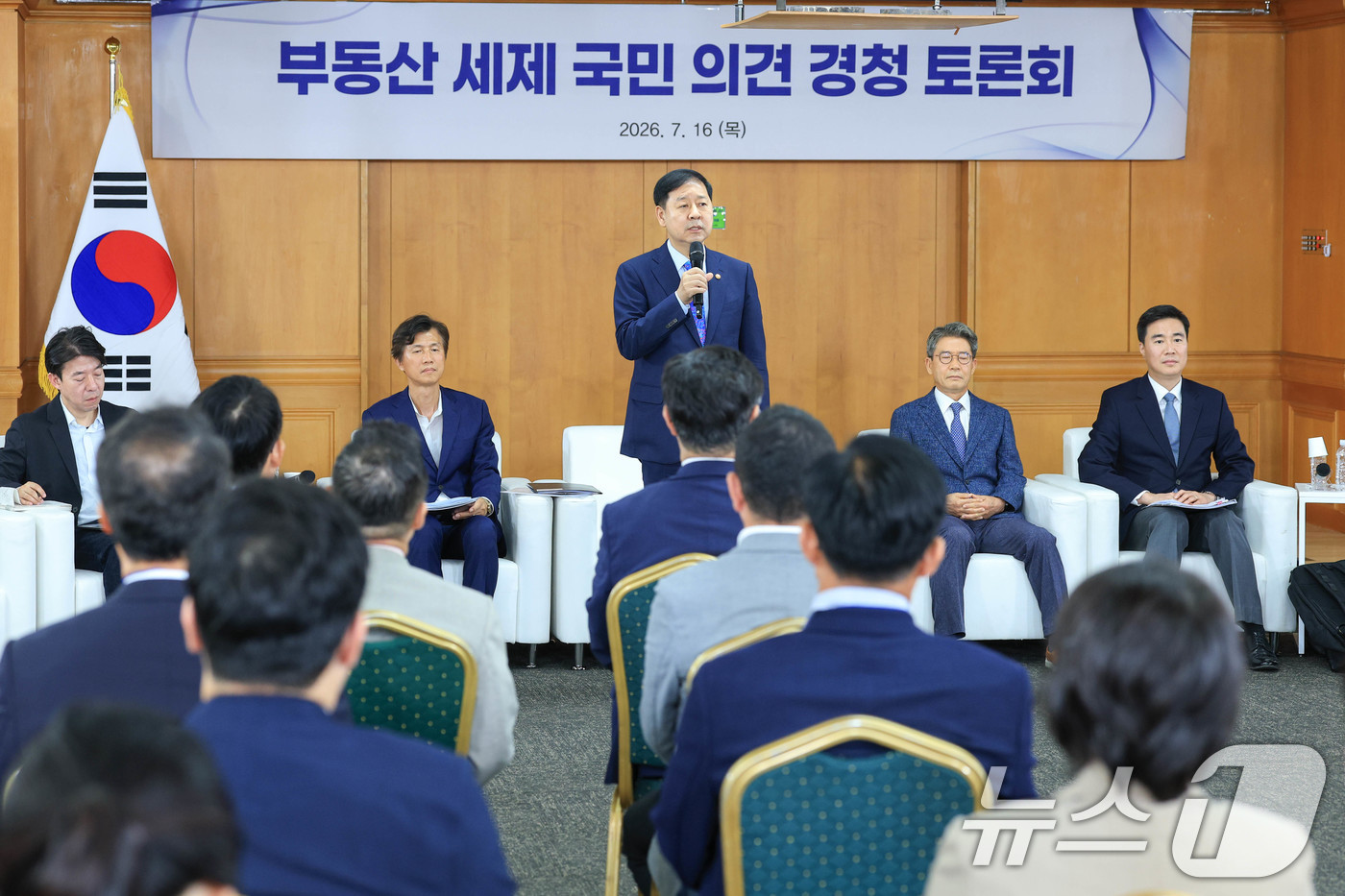 (서울=뉴스1) 김도우 기자 = 구윤철 경제부총리 겸 재정경제부 장관이 16일 서울 중구 은행회관에서 열린 '부동산 세제 국민 의견 경청 토론회'에 참석해 모두발언 하고 있다. ( …