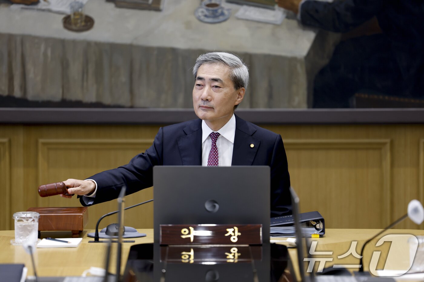 본문 이미지 - 신현송 한국은행 총재가 지난 7월 16일 오전 서울 중구 한국은행에서 열린 금융통화위원회 본회의에서 의사봉을 두드리고 있다.  2026.7.16 자료사진 ⓒ 뉴스1 사진공동취재단