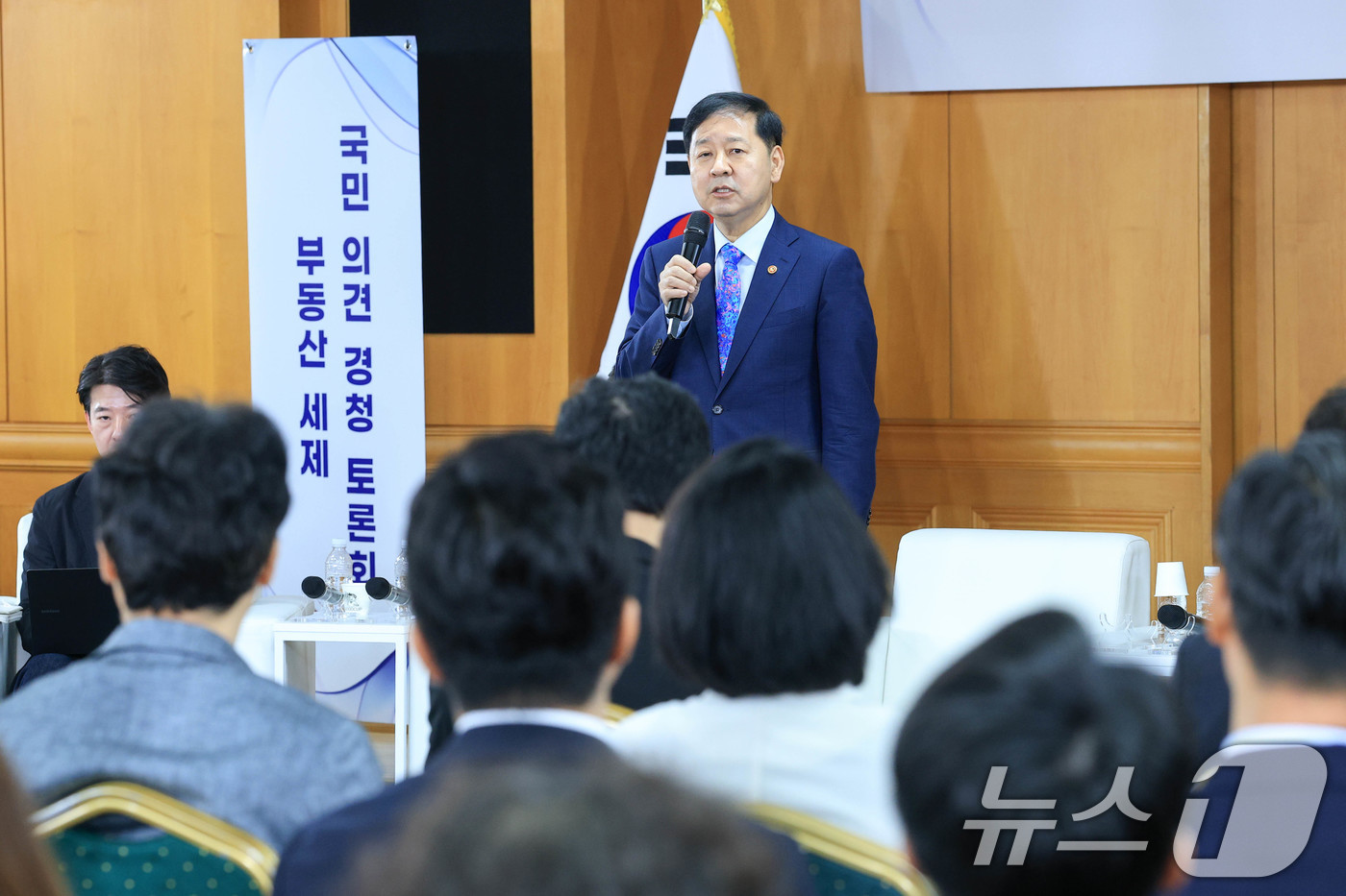(서울=뉴스1) 김도우 기자 = 구윤철 경제부총리 겸 재정경제부 장관이 16일 서울 중구 은행회관에서 열린 '부동산 세제 국민 의견 경청 토론회'에 참석해 모두발언 하고 있다. ( …