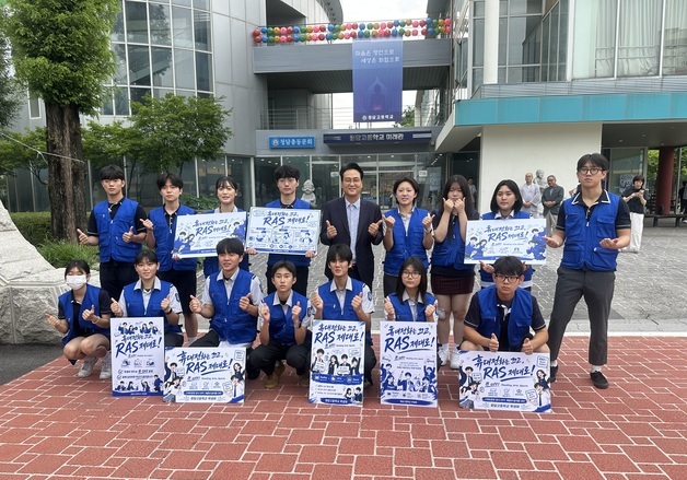 교문에서 "휴대전화 꺼 주세요" 외친 안민석 교육감, 이유는
